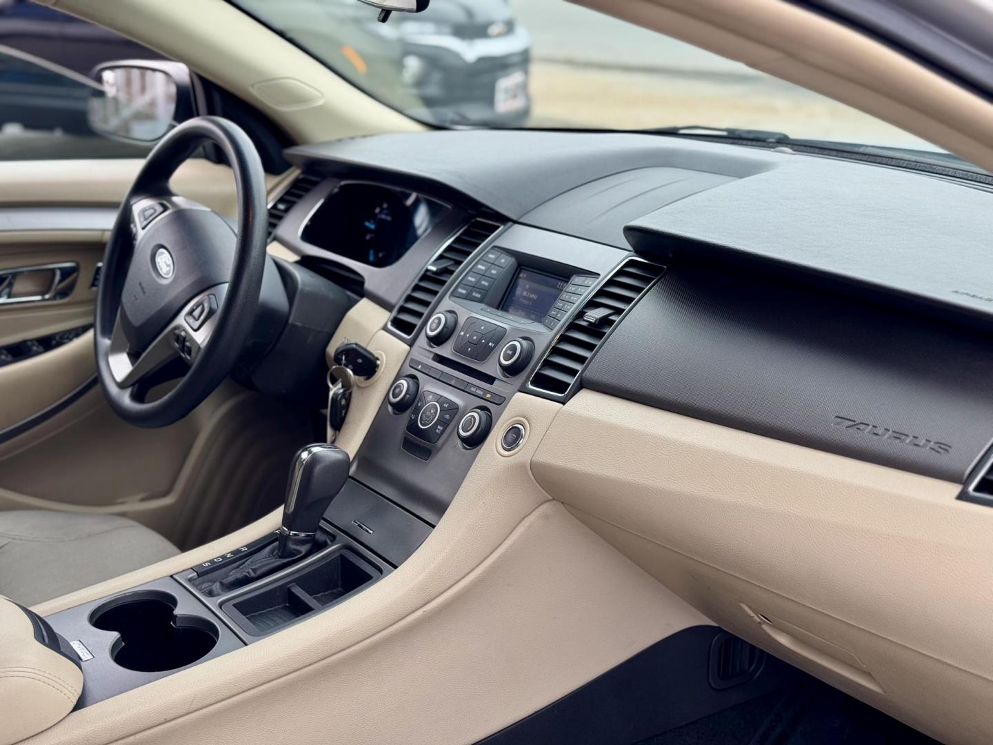 2017 SILVER Ford Taurus SE FWD (1FAHP2D87HG) with an 3.5L V6 DOHC 24V engine, 6A transmission, located at 7600 S Western Ave., Chicago, IL, 60620, (773) 918-3980, 0.000000, 0.000000 - Photo#8