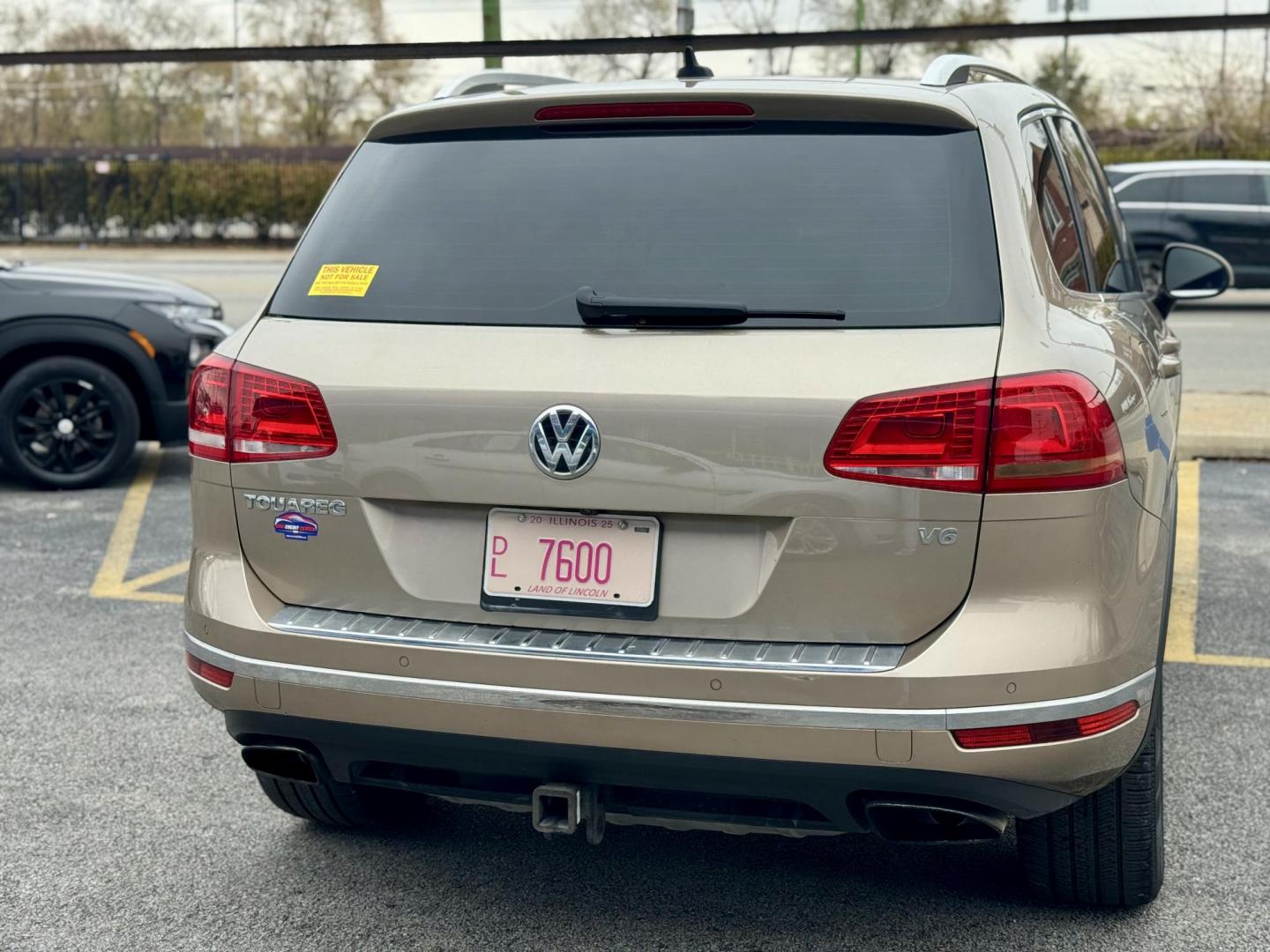 2016 GOLD Volkswagen Touareg VR6 Lux (WVGEF9BP1GD) with an 3.6L V6 DOHC 24V engine, 8A transmission, located at 7600 S Western Ave., Chicago, IL, 60620, (773) 918-3980, 0.000000, 0.000000 - Photo#3