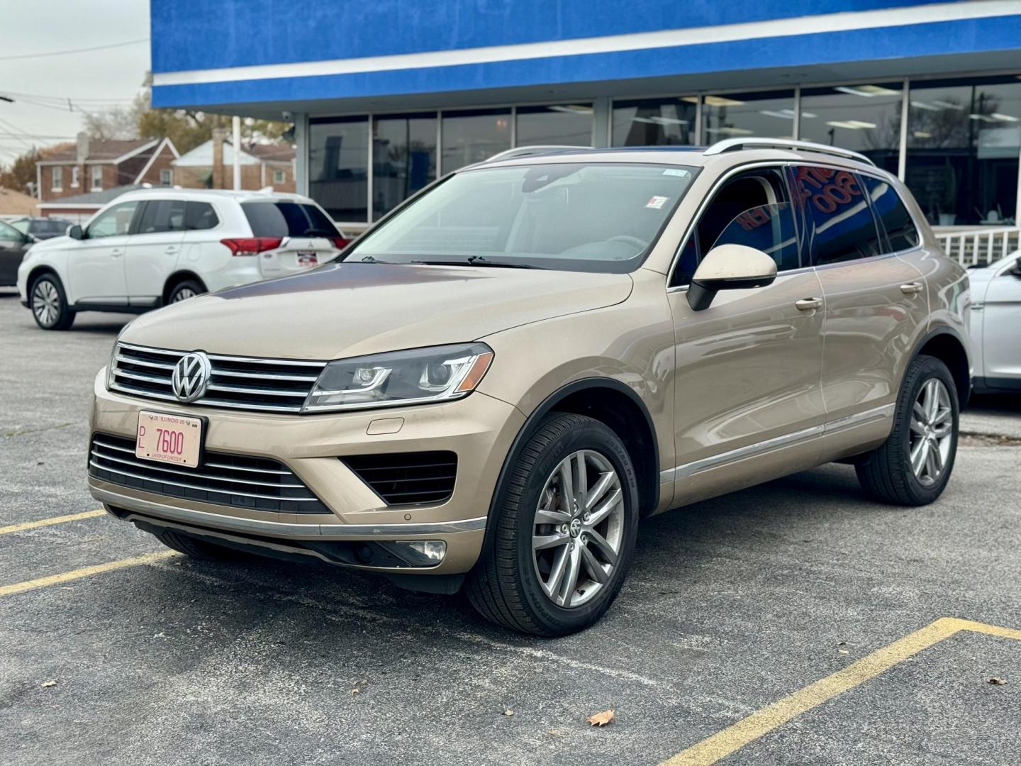 2016 GOLD Volkswagen Touareg VR6 Lux (WVGEF9BP1GD) with an 3.6L V6 DOHC 24V engine, 8A transmission, located at 7600 S Western Ave., Chicago, IL, 60620, (773) 918-3980, 0.000000, 0.000000 - Photo#2