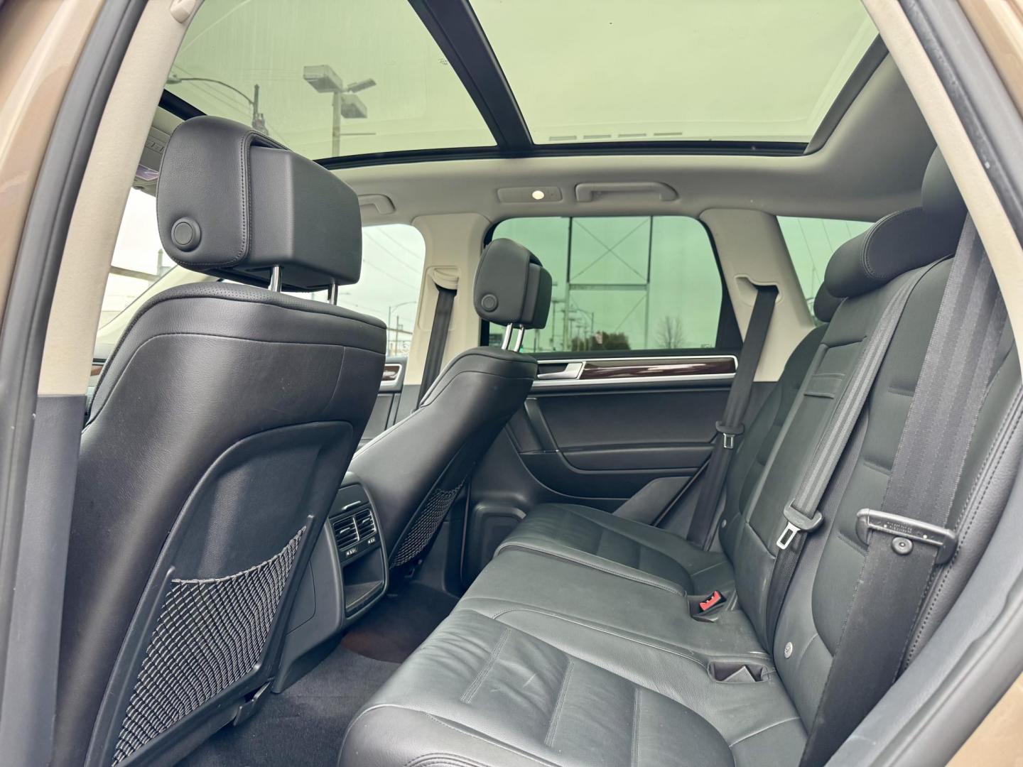 2016 GOLD Volkswagen Touareg VR6 Lux (WVGEF9BP1GD) with an 3.6L V6 DOHC 24V engine, 8A transmission, located at 7600 S Western Ave., Chicago, IL, 60620, (773) 918-3980, 0.000000, 0.000000 - Photo#11