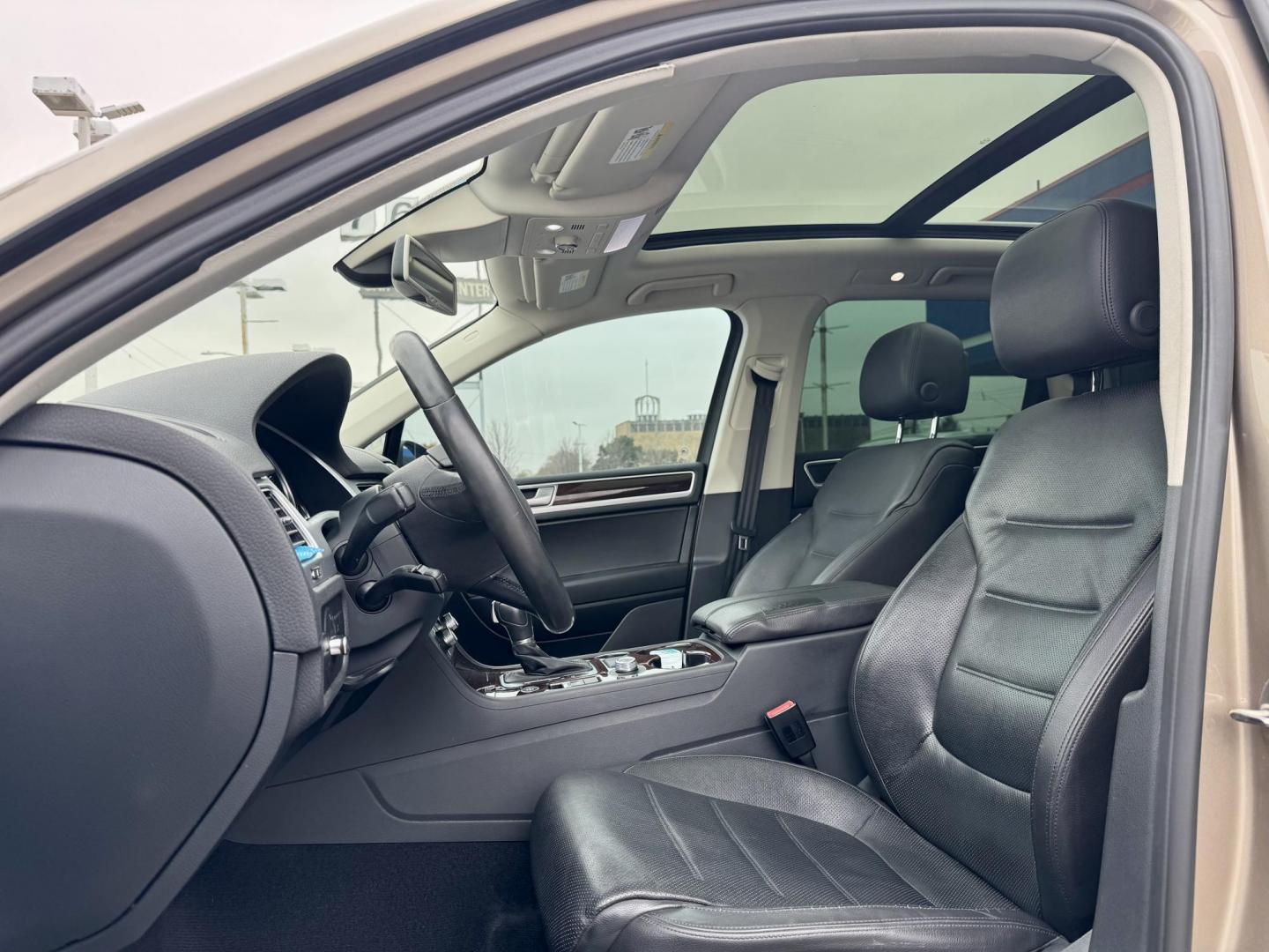 2016 GOLD Volkswagen Touareg VR6 Lux (WVGEF9BP1GD) with an 3.6L V6 DOHC 24V engine, 8A transmission, located at 7600 S Western Ave., Chicago, IL, 60620, (773) 918-3980, 0.000000, 0.000000 - Photo#7