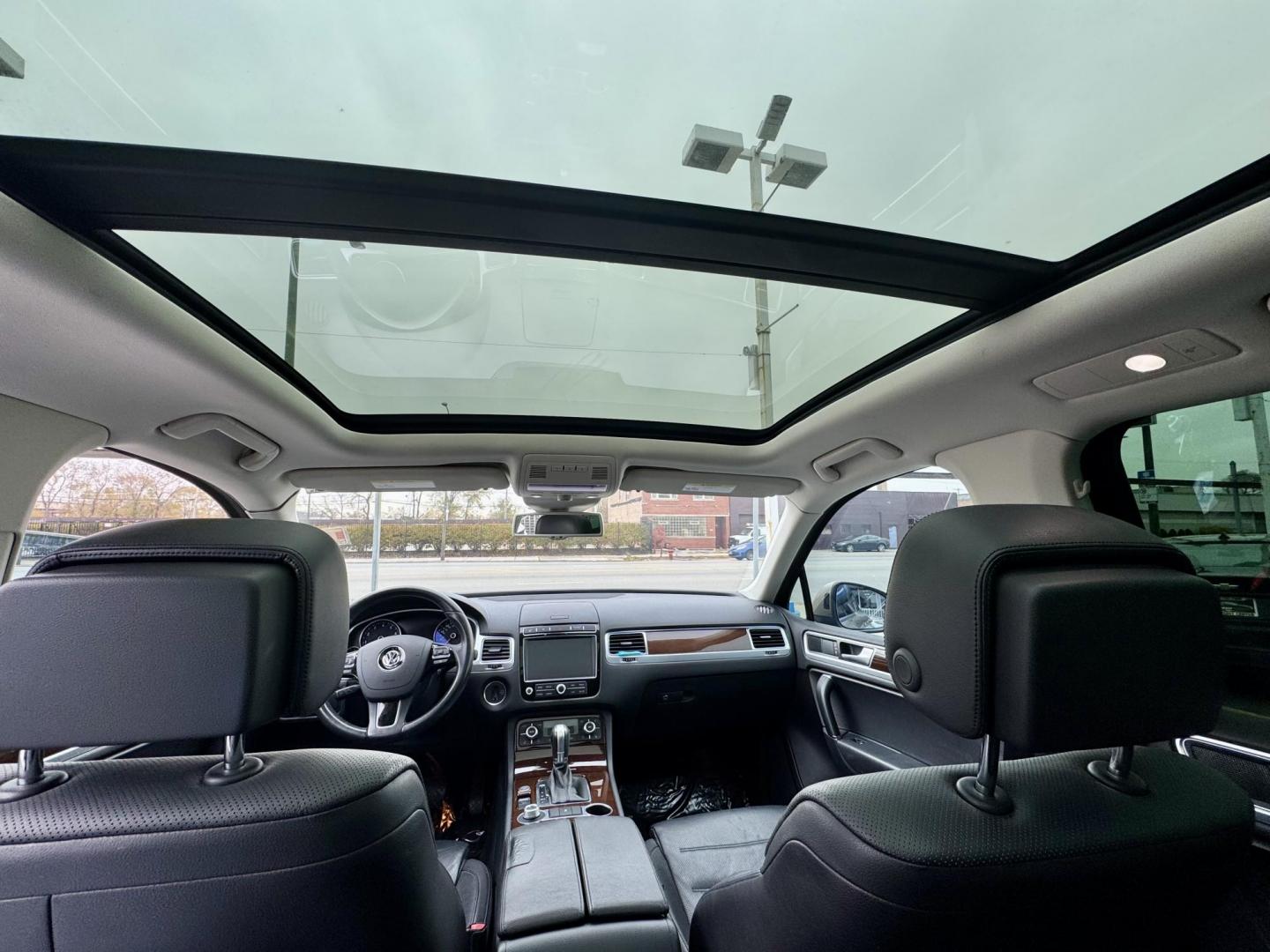 2016 GOLD Volkswagen Touareg VR6 Lux (WVGEF9BP1GD) with an 3.6L V6 DOHC 24V engine, 8A transmission, located at 7600 S Western Ave., Chicago, IL, 60620, (773) 918-3980, 0.000000, 0.000000 - Photo#10