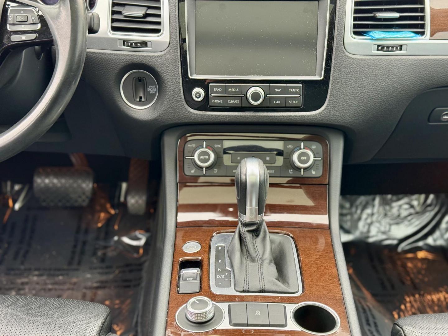 2016 GOLD Volkswagen Touareg VR6 Lux (WVGEF9BP1GD) with an 3.6L V6 DOHC 24V engine, 8A transmission, located at 7600 S Western Ave., Chicago, IL, 60620, (773) 918-3980, 0.000000, 0.000000 - Photo#12