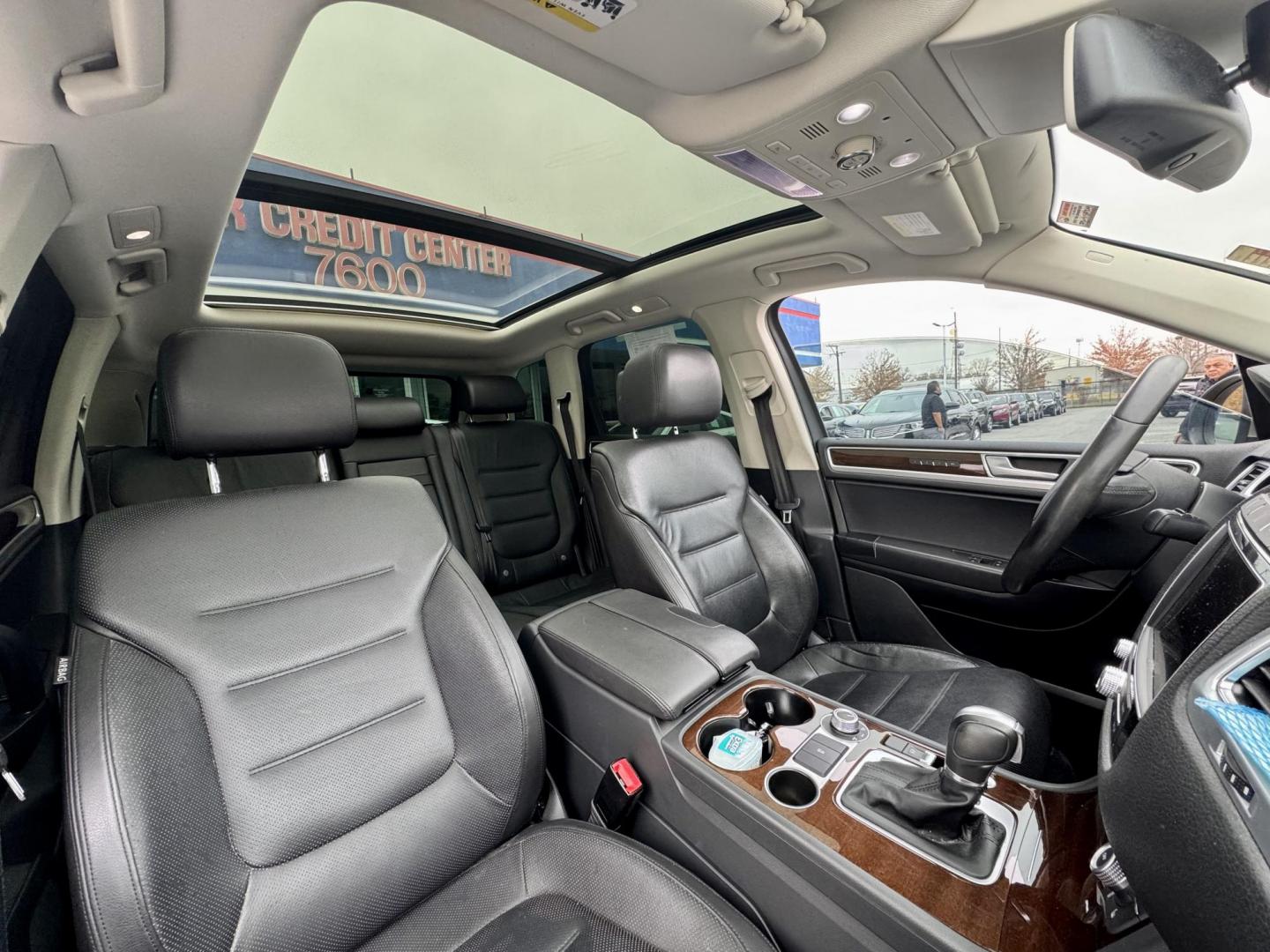 2016 GOLD Volkswagen Touareg VR6 Lux (WVGEF9BP1GD) with an 3.6L V6 DOHC 24V engine, 8A transmission, located at 7600 S Western Ave., Chicago, IL, 60620, (773) 918-3980, 0.000000, 0.000000 - Photo#9