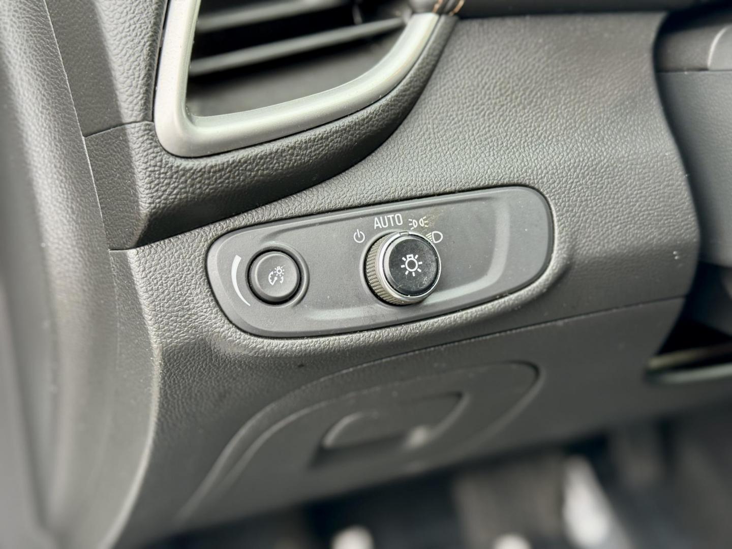 2020 SILVER Chevrolet Trax LT FWD (KL7CJLSBXLB) with an 1.4L L4 DOHC 16V engine, 6A transmission, located at 7600 S Western Ave., Chicago, IL, 60620, (773) 918-3980, 0.000000, 0.000000 - Photo#12