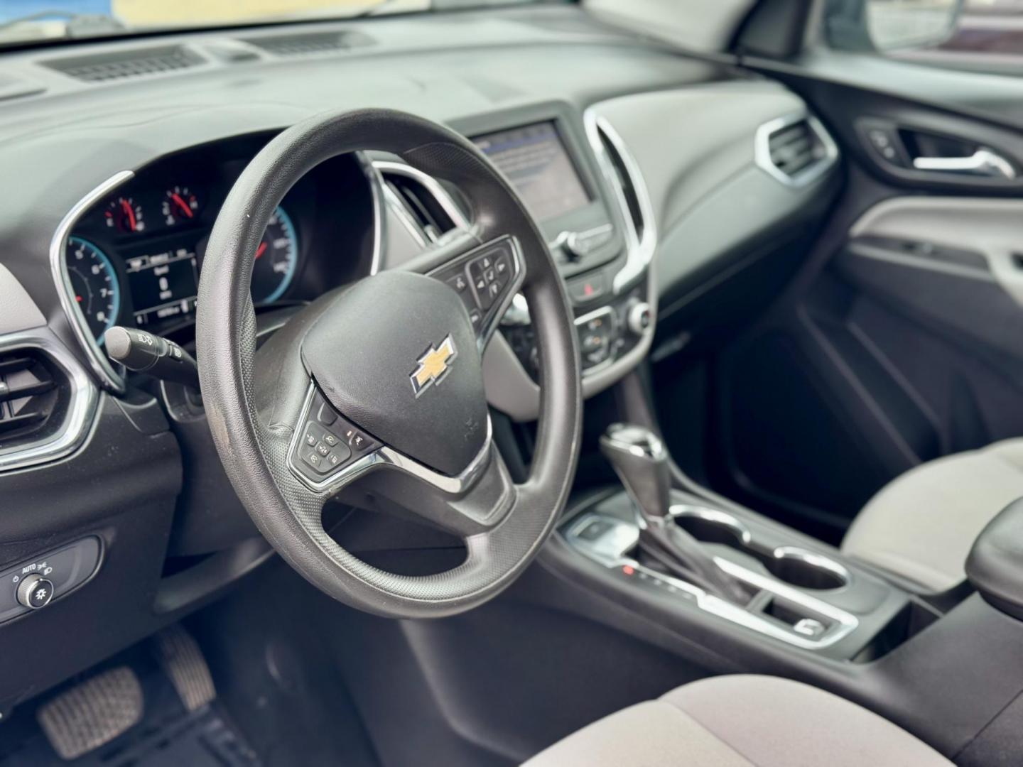 2020 GRAY Chevrolet Equinox 1FL AWD (2GNAX5EV3L6) with an 1.5L L4 DIR DOHC 16V TURBO engine, 6A transmission, located at 7600 S Western Ave., Chicago, IL, 60620, (773) 918-3980, 0.000000, 0.000000 - Photo#4