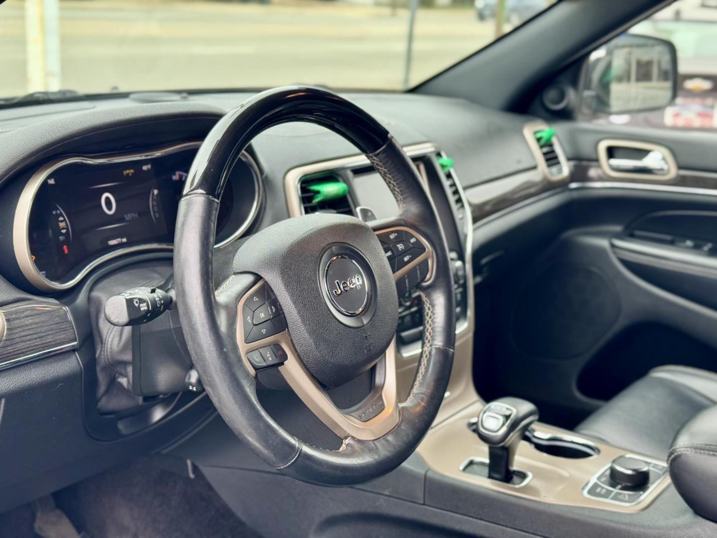 2015 GRAY Jeep Grand Cherokee Overland 4WD (1C4RJFCG4FC) with an 3.6L V6 DOHC 24V engine, 8-Speed Automatic transmission, located at 7600 S Western Ave., Chicago, IL, 60620, (773) 918-3980, 0.000000, 0.000000 - Photo#4