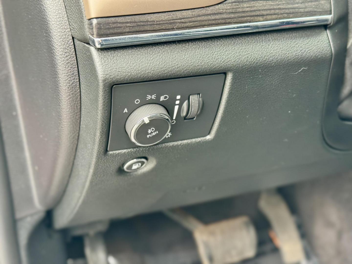 2015 GRAY Jeep Grand Cherokee Overland 4WD (1C4RJFCG4FC) with an 3.6L V6 DOHC 24V engine, 8-Speed Automatic transmission, located at 7600 S Western Ave., Chicago, IL, 60620, (773) 918-3980, 0.000000, 0.000000 - Photo#12