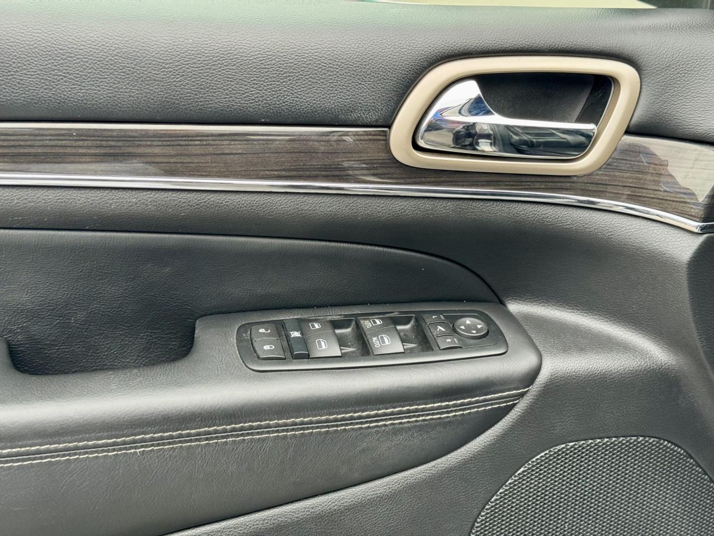 2015 GRAY Jeep Grand Cherokee Overland 4WD (1C4RJFCG4FC) with an 3.6L V6 DOHC 24V engine, 8-Speed Automatic transmission, located at 7600 S Western Ave., Chicago, IL, 60620, (773) 918-3980, 0.000000, 0.000000 - Photo#14