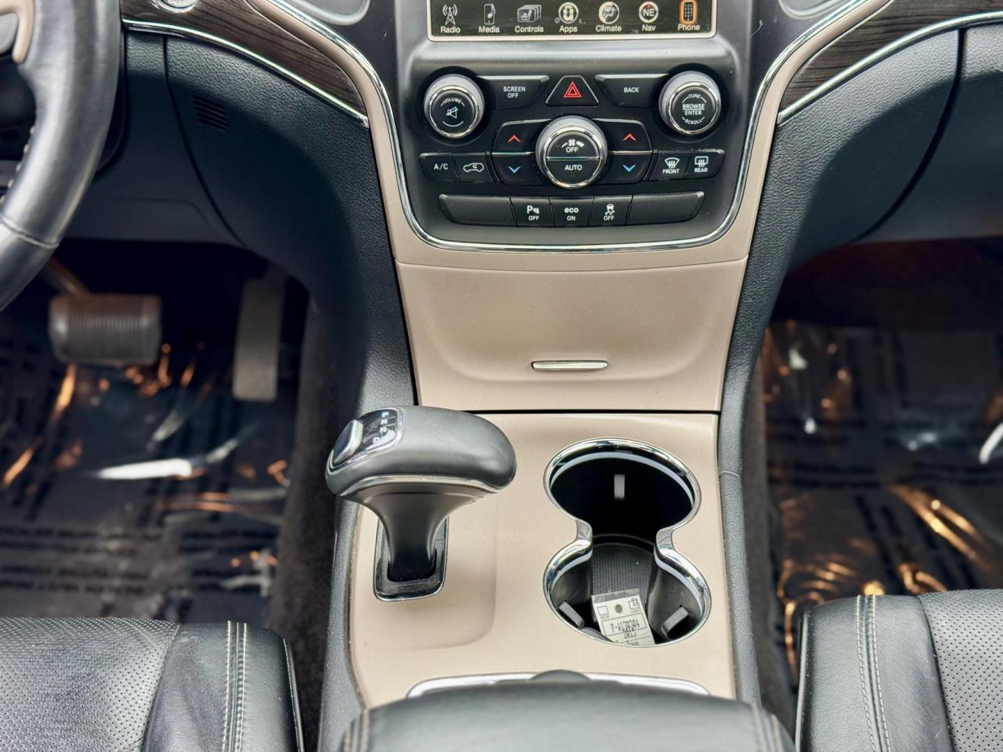 2015 GRAY Jeep Grand Cherokee Overland 4WD (1C4RJFCG4FC) with an 3.6L V6 DOHC 24V engine, 8-Speed Automatic transmission, located at 7600 S Western Ave., Chicago, IL, 60620, (773) 918-3980, 0.000000, 0.000000 - Photo#11