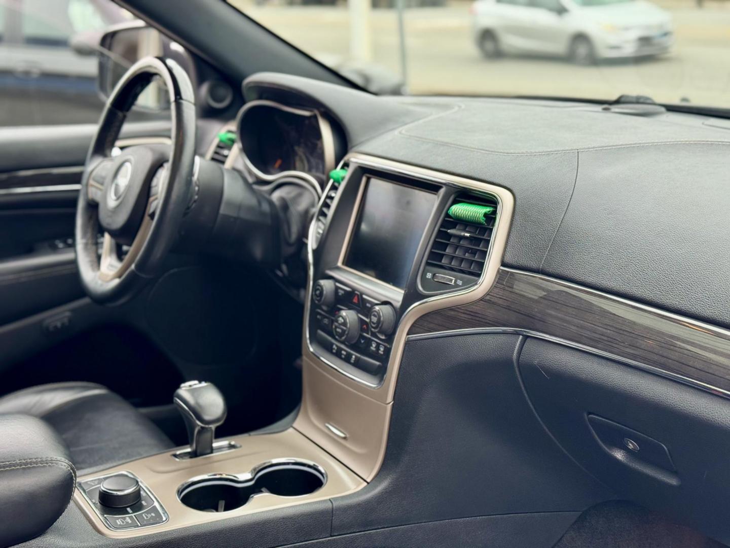 2015 GRAY Jeep Grand Cherokee Overland 4WD (1C4RJFCG4FC) with an 3.6L V6 DOHC 24V engine, 8-Speed Automatic transmission, located at 7600 S Western Ave., Chicago, IL, 60620, (773) 918-3980, 0.000000, 0.000000 - Photo#7