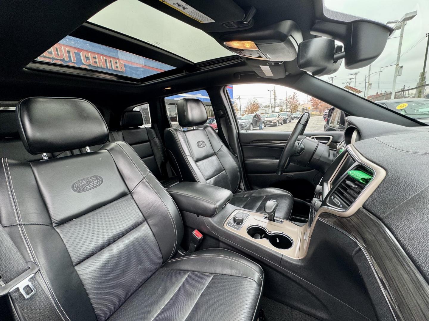 2015 GRAY Jeep Grand Cherokee Overland 4WD (1C4RJFCG4FC) with an 3.6L V6 DOHC 24V engine, 8-Speed Automatic transmission, located at 7600 S Western Ave., Chicago, IL, 60620, (773) 918-3980, 0.000000, 0.000000 - Photo#8