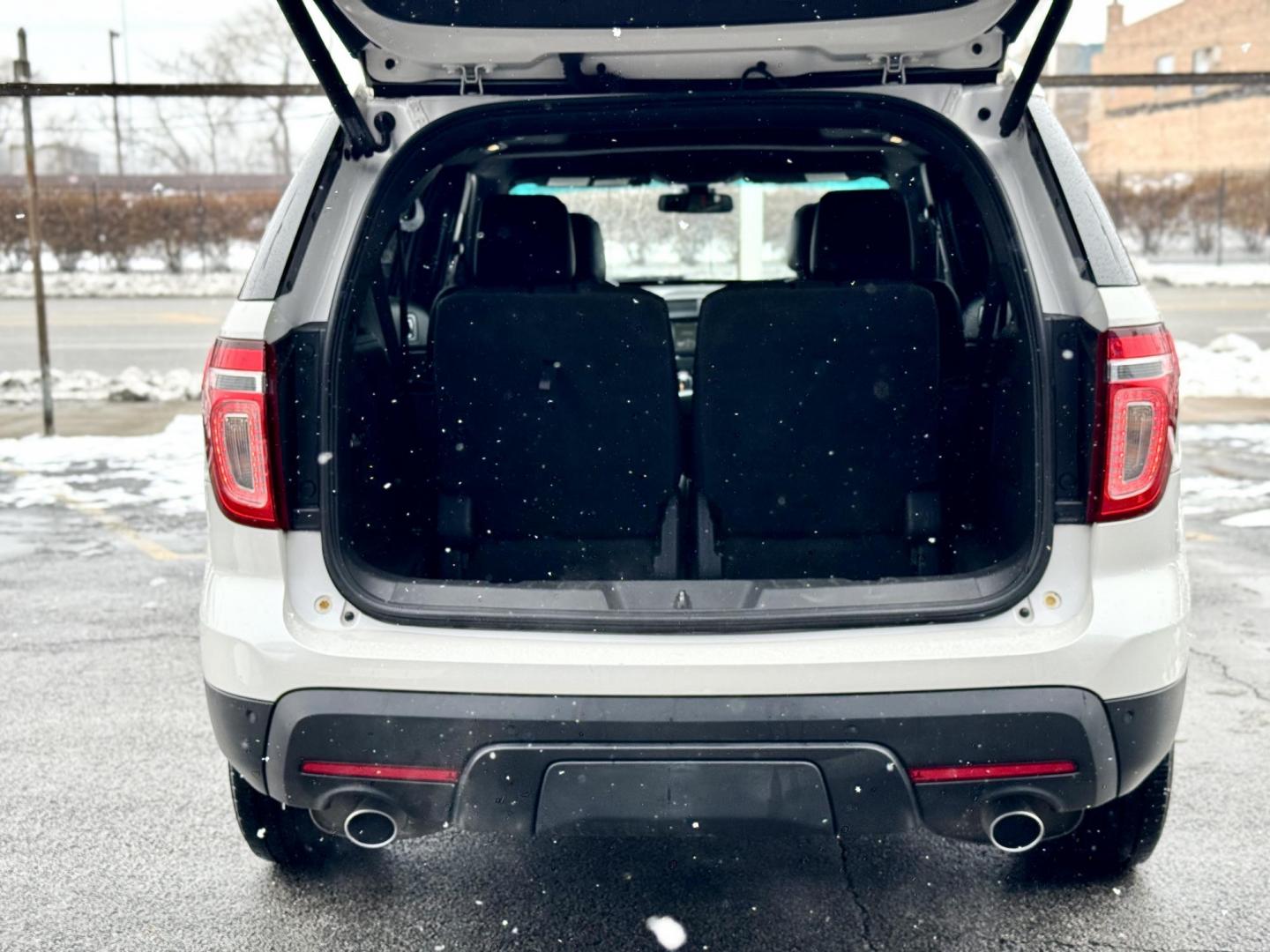 2015 WHITE Ford Explorer Limited 4WD (1FM5K8F83FG) with an 3.5L V6 DOHC 24V engine, 6-Speed Automatic transmission, located at 7600 S Western Ave., Chicago, IL, 60620, (773) 918-3980, 0.000000, 0.000000 - Photo#4