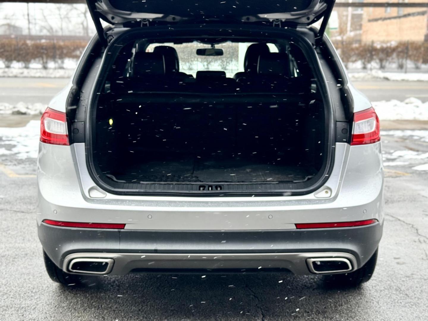 2016 SILVER Lincoln MKX Reserve (2LMTJ6LR9GB) with an 3.7L V6 DOHC 24V engine, 6-Speed Automatic transmission, located at 7600 S Western Ave., Chicago, IL, 60620, (773) 918-3980, 0.000000, 0.000000 - Photo#4