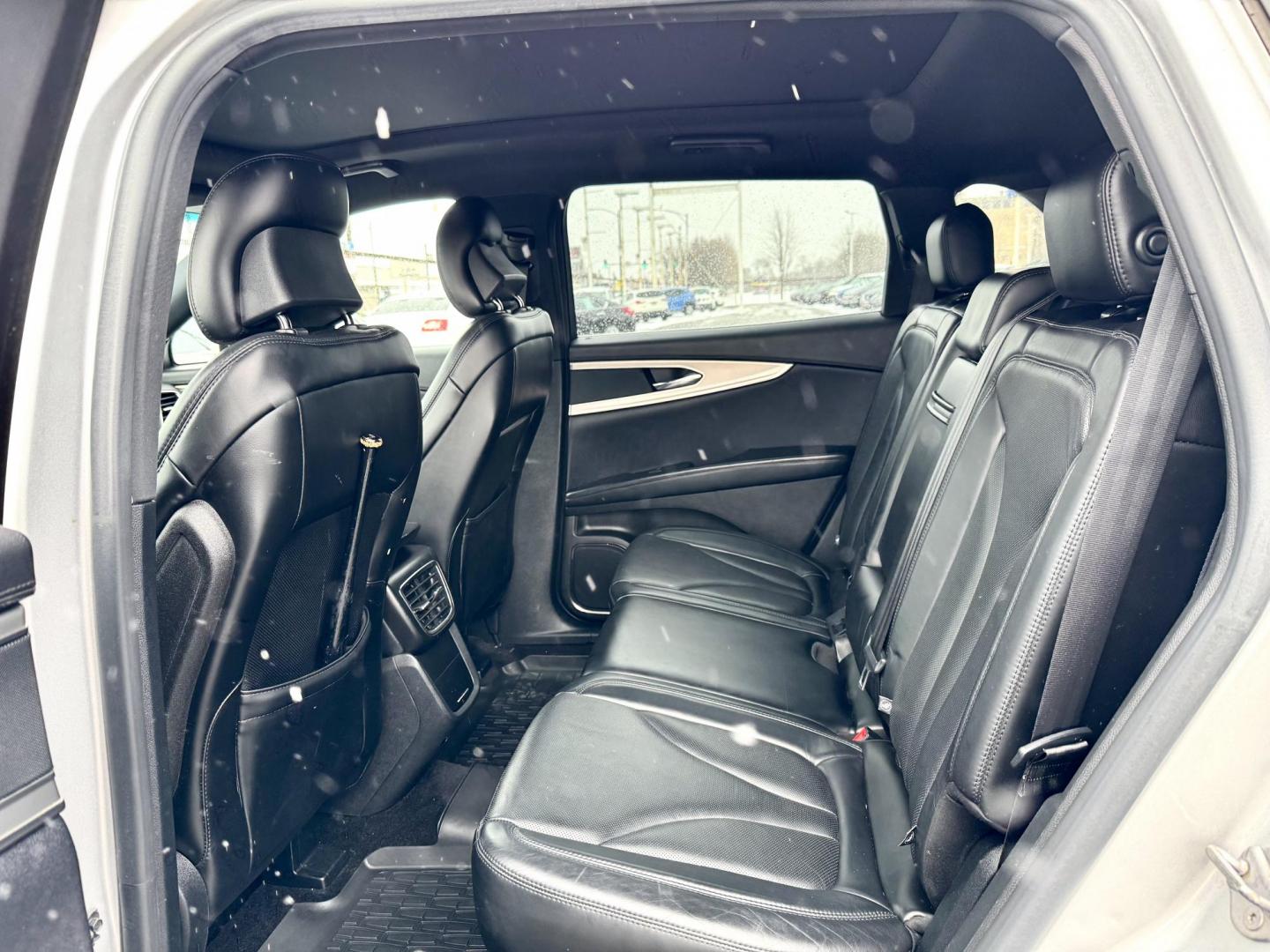 2016 SILVER Lincoln MKX Reserve (2LMTJ6LR9GB) with an 3.7L V6 DOHC 24V engine, 6-Speed Automatic transmission, located at 7600 S Western Ave., Chicago, IL, 60620, (773) 918-3980, 0.000000, 0.000000 - Photo#8