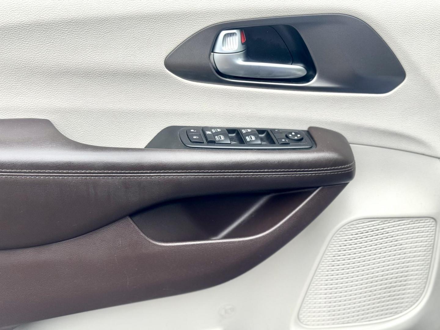 2018 BLUE Chrysler Pacifica Touring-L Plus (2C4RC1EG1JR) with an 3.6L V6 DOHC 24V engine, 9A transmission, located at 7600 S Western Ave., Chicago, IL, 60620, (773) 918-3980, 0.000000, 0.000000 - Photo#6