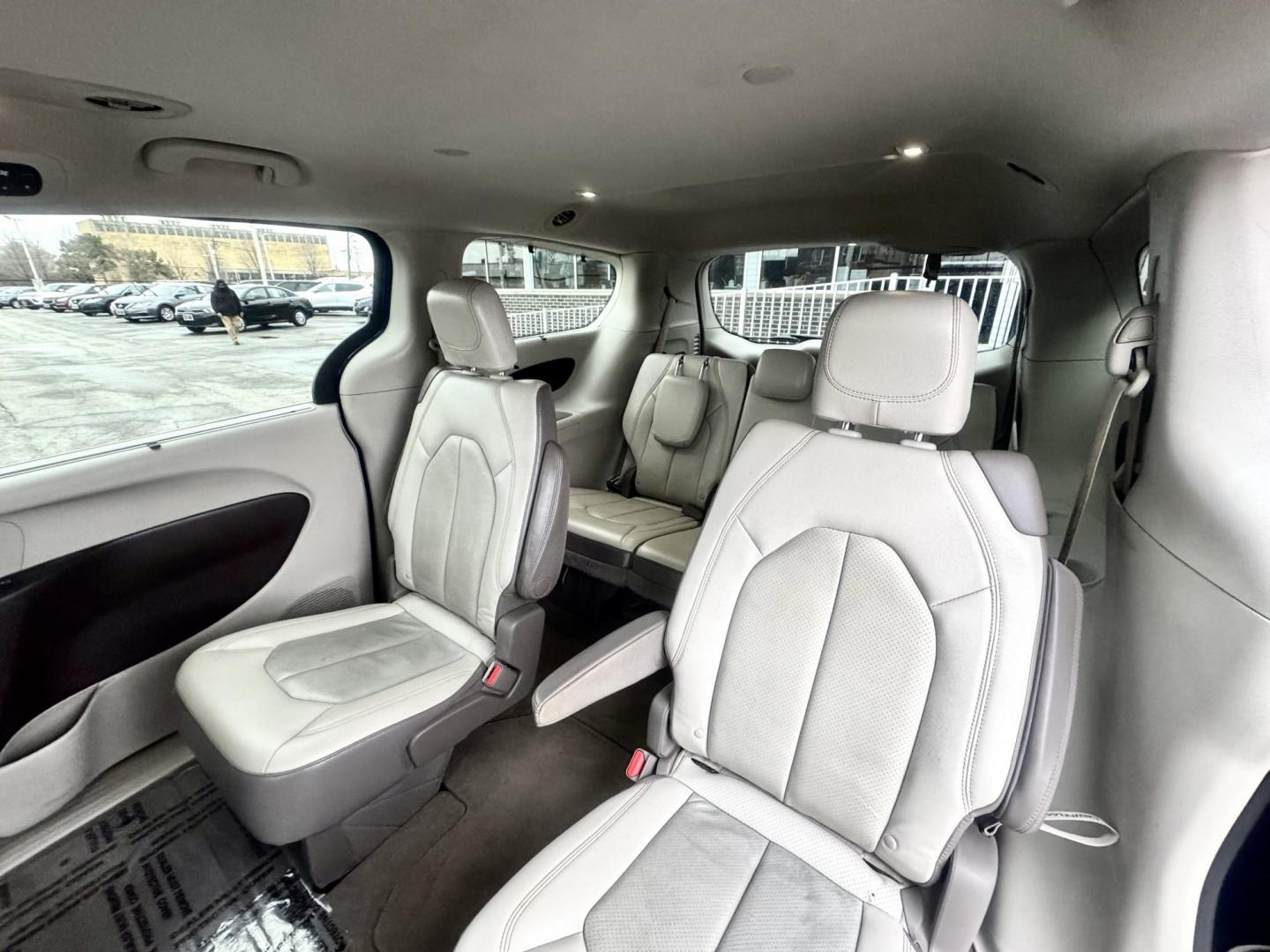 2018 BLUE Chrysler Pacifica Touring-L Plus (2C4RC1EG1JR) with an 3.6L V6 DOHC 24V engine, 9A transmission, located at 7600 S Western Ave., Chicago, IL, 60620, (773) 918-3980, 0.000000, 0.000000 - Photo#9