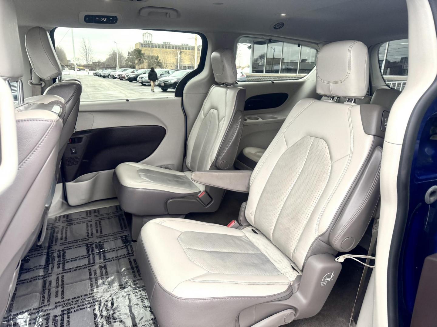 2018 BLUE Chrysler Pacifica Touring-L Plus (2C4RC1EG1JR) with an 3.6L V6 DOHC 24V engine, 9A transmission, located at 7600 S Western Ave., Chicago, IL, 60620, (773) 918-3980, 0.000000, 0.000000 - Photo#8