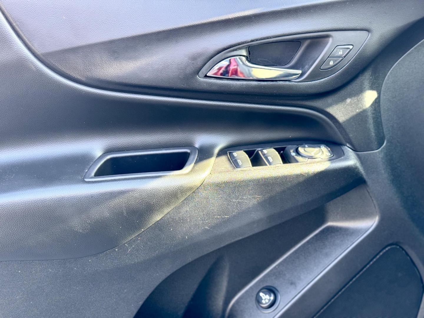 2018 RED Chevrolet Equinox LT 2WD (2GNAXJEV4J6) with an 1.5L L4 DIR DOHC 16V TURBO engine, 6A transmission, located at 7600 S Western Ave., Chicago, IL, 60620, (773) 918-3980, 0.000000, 0.000000 - Photo#6