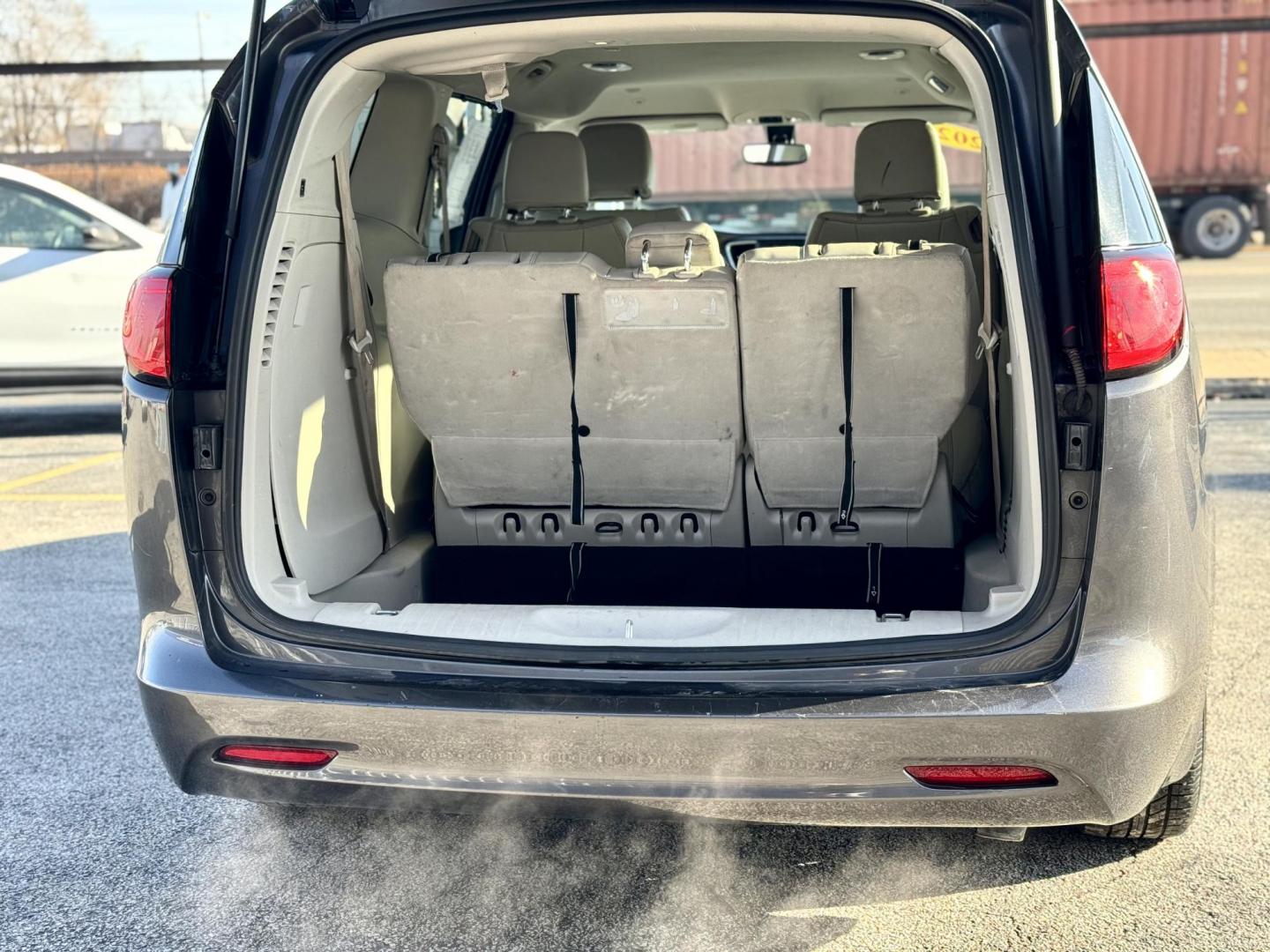 2021 GRAY Chrysler Voyager LXI (2C4RC1DG4MR) with an 3.6L V6 DOHC 24V engine, 9A transmission, located at 7600 S Western Ave., Chicago, IL, 60620, (773) 918-3980, 0.000000, 0.000000 - Photo#4