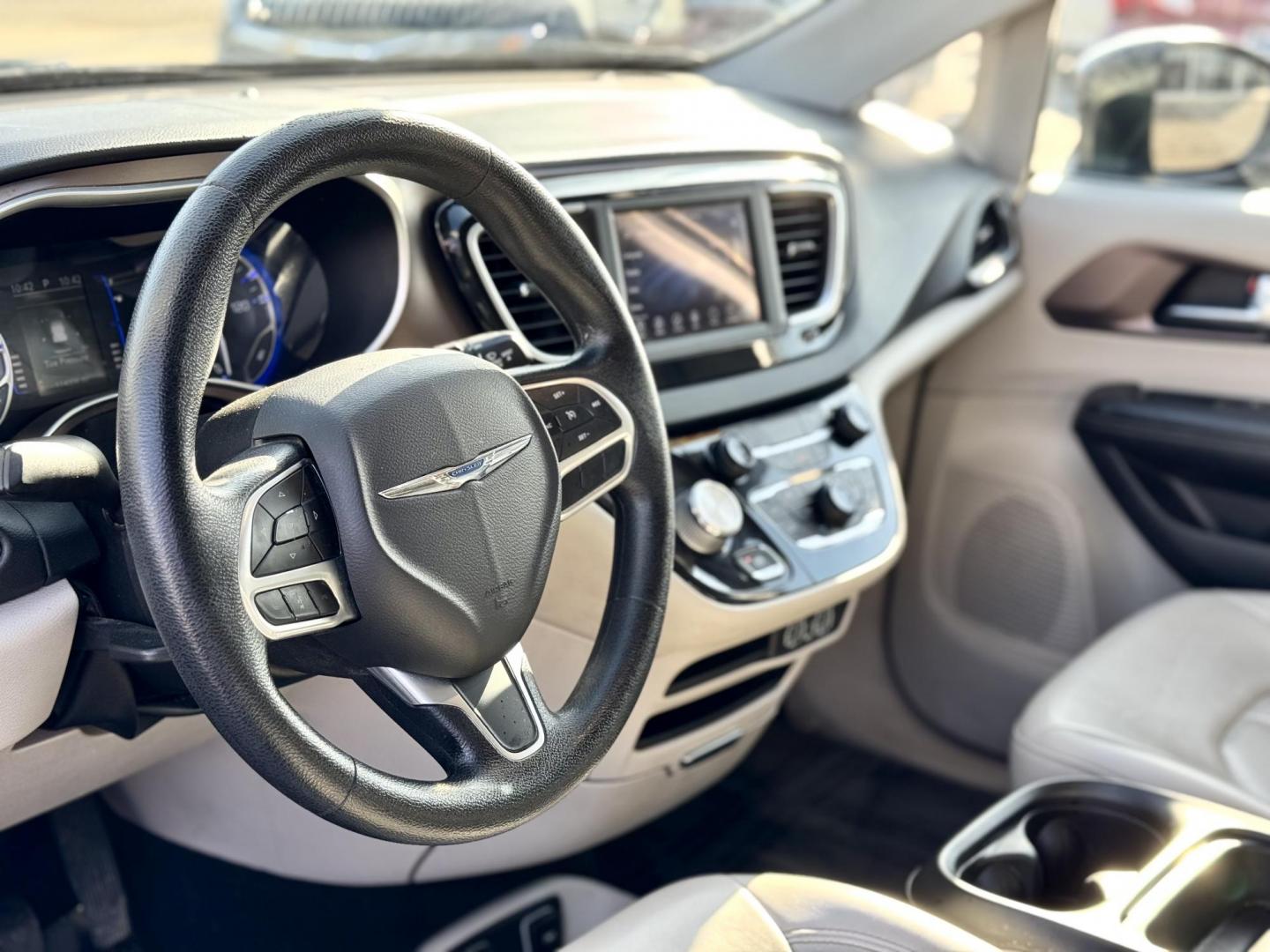 2021 GRAY Chrysler Voyager LXI (2C4RC1DG4MR) with an 3.6L V6 DOHC 24V engine, 9A transmission, located at 7600 S Western Ave., Chicago, IL, 60620, (773) 918-3980, 0.000000, 0.000000 - Photo#5