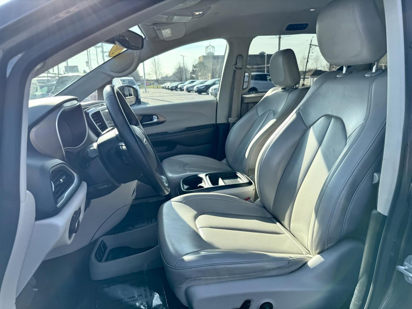 2021 GRAY Chrysler Voyager LXI (2C4RC1DG4MR) with an 3.6L V6 DOHC 24V engine, 9A transmission, located at 7600 S Western Ave., Chicago, IL, 60620, (773) 918-3980, 0.000000, 0.000000 - Photo#7