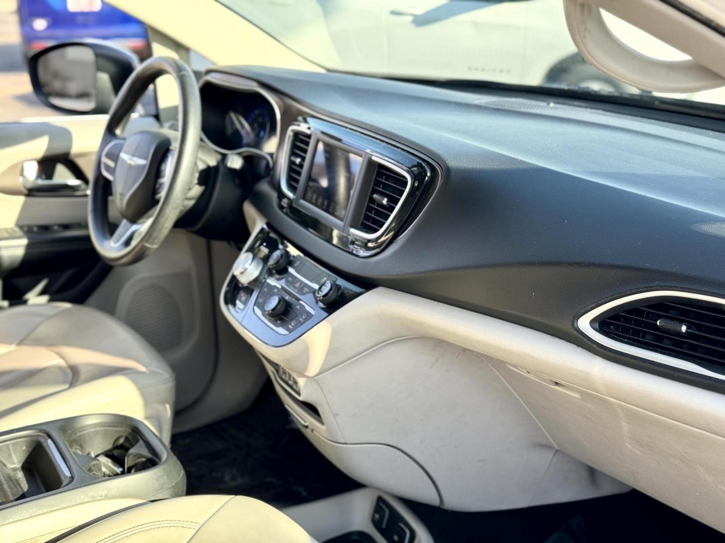 2021 GRAY Chrysler Voyager LXI (2C4RC1DG4MR) with an 3.6L V6 DOHC 24V engine, 9A transmission, located at 7600 S Western Ave., Chicago, IL, 60620, (773) 918-3980, 0.000000, 0.000000 - Photo#10