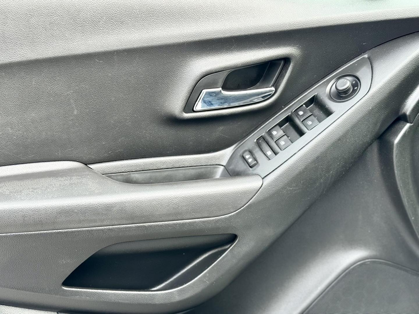 2020 WHITE Chevrolet Trax LS FWD (KL7CJKSBXLB) with an 1.4L L4 DOHC 16V engine, 6A transmission, located at 7600 S Western Ave., Chicago, IL, 60620, (773) 918-3980, 0.000000, 0.000000 - Photo#6