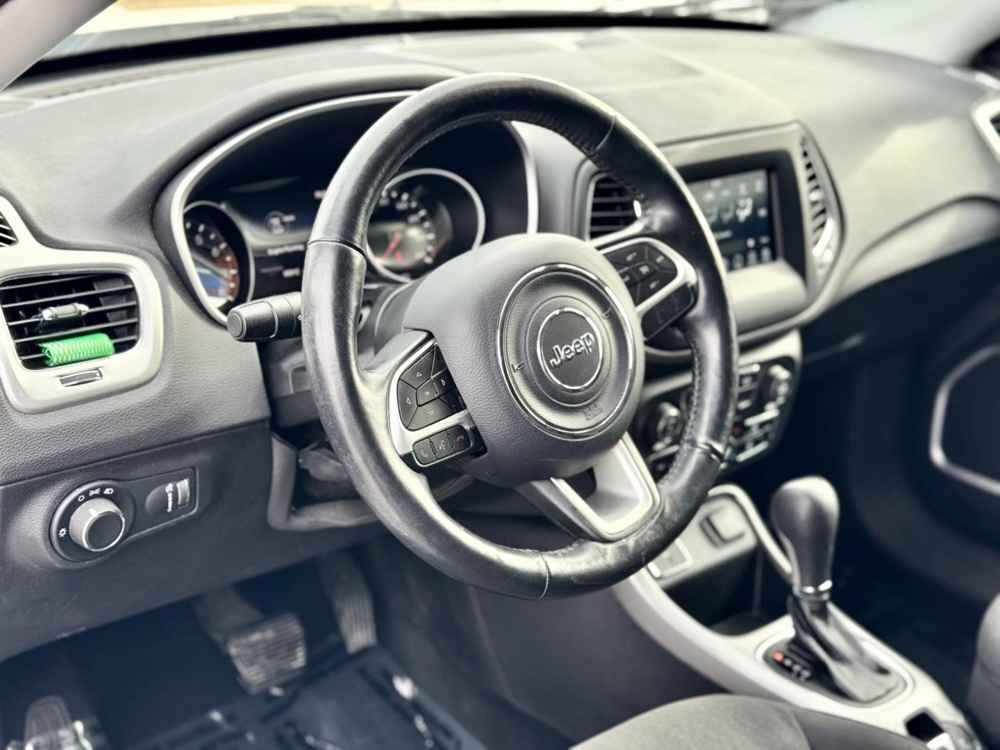 2018 WHITE Jeep Compass Sport FWD (3C4NJCAB3JT) with an 2.4L L4 DOHC 16V engine, located at 7600 S Western Ave., Chicago, IL, 60620, (773) 918-3980, 0.000000, 0.000000 - Photo#5