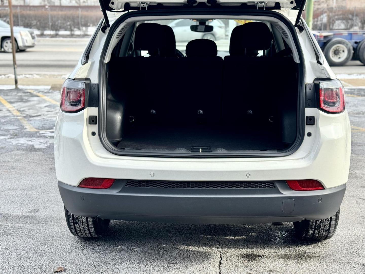 2018 WHITE Jeep Compass Sport FWD (3C4NJCAB3JT) with an 2.4L L4 DOHC 16V engine, located at 7600 S Western Ave., Chicago, IL, 60620, (773) 918-3980, 0.000000, 0.000000 - Photo#4