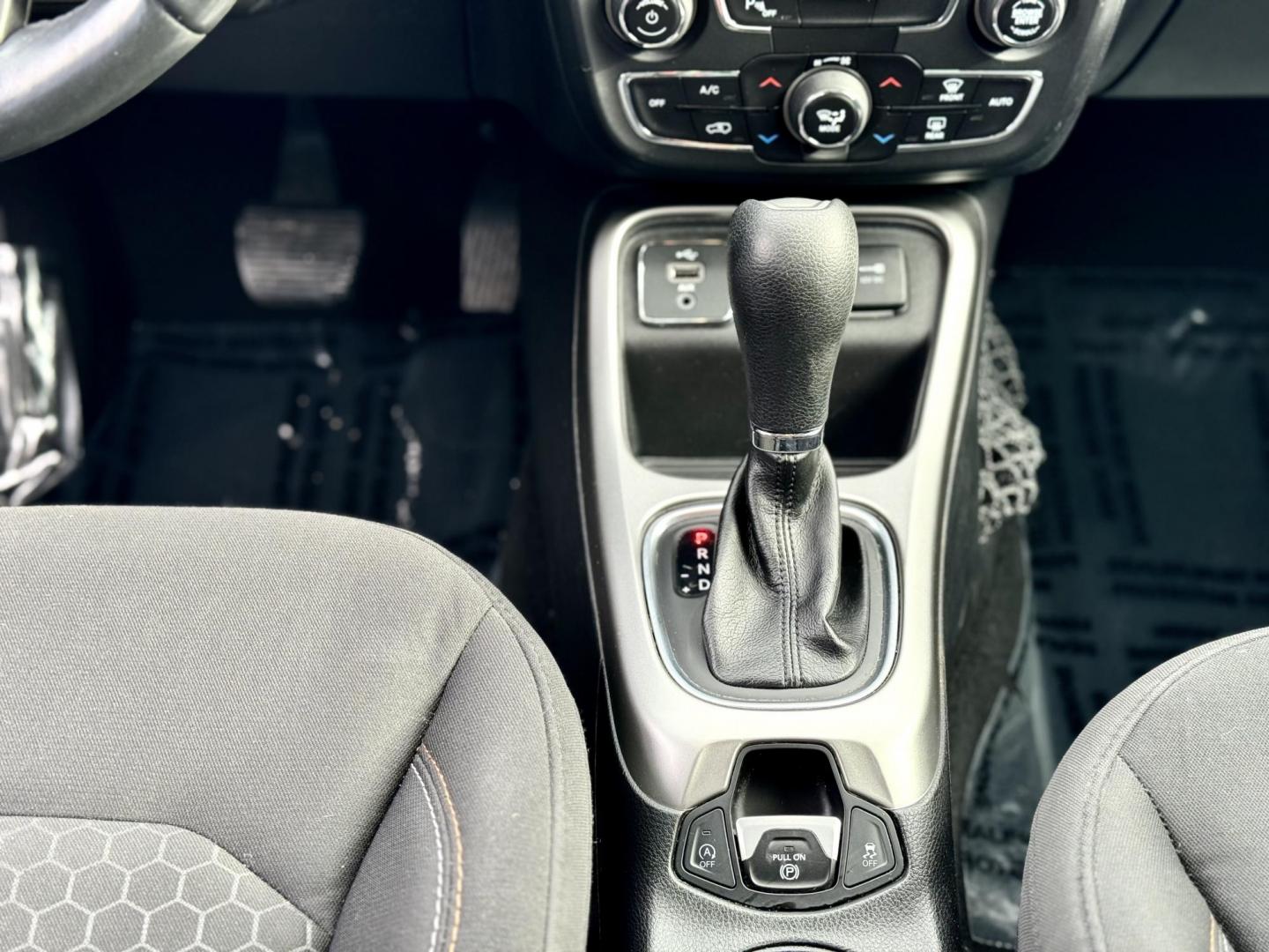 2018 WHITE Jeep Compass Sport FWD (3C4NJCAB3JT) with an 2.4L L4 DOHC 16V engine, located at 7600 S Western Ave., Chicago, IL, 60620, (773) 918-3980, 0.000000, 0.000000 - Photo#10