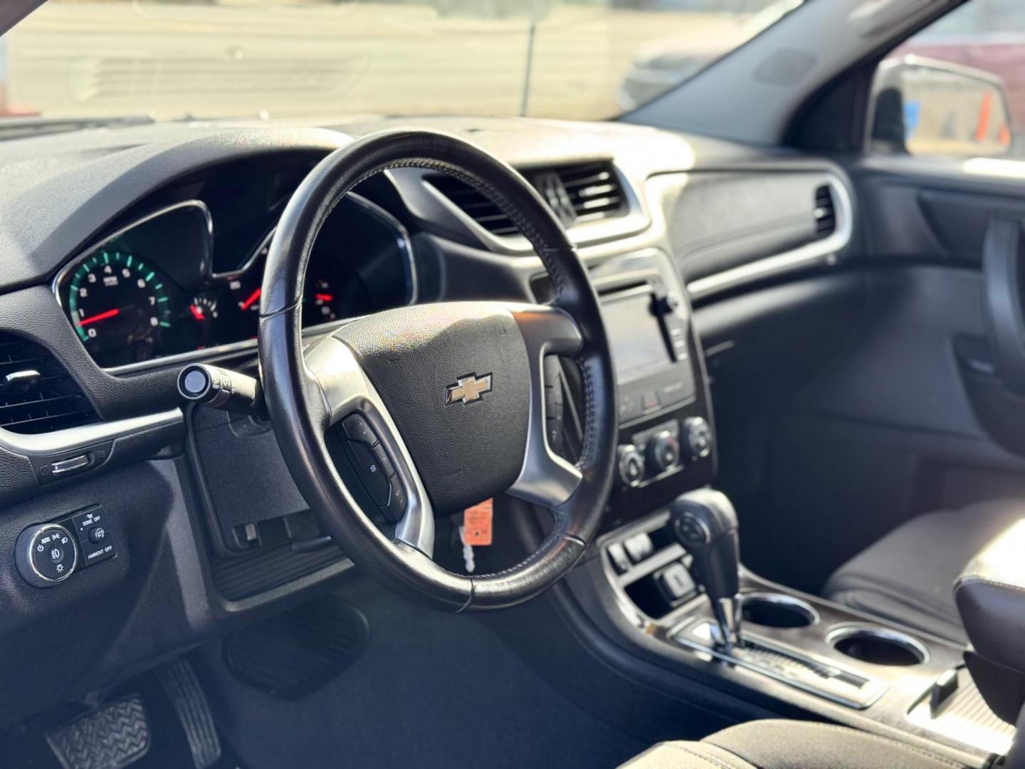 2016 BLACK Chevrolet Traverse 1LT AWD (1GNKVGKD4GJ) with an 3.6L V6 DOHC 24V engine, 6A transmission, located at 7600 S Western Ave., Chicago, IL, 60620, (773) 918-3980, 0.000000, 0.000000 - Photo#5