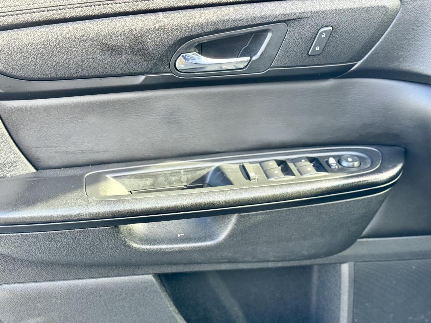 2016 BLACK Chevrolet Traverse 1LT AWD (1GNKVGKD4GJ) with an 3.6L V6 DOHC 24V engine, 6A transmission, located at 7600 S Western Ave., Chicago, IL, 60620, (773) 918-3980, 0.000000, 0.000000 - Photo#6