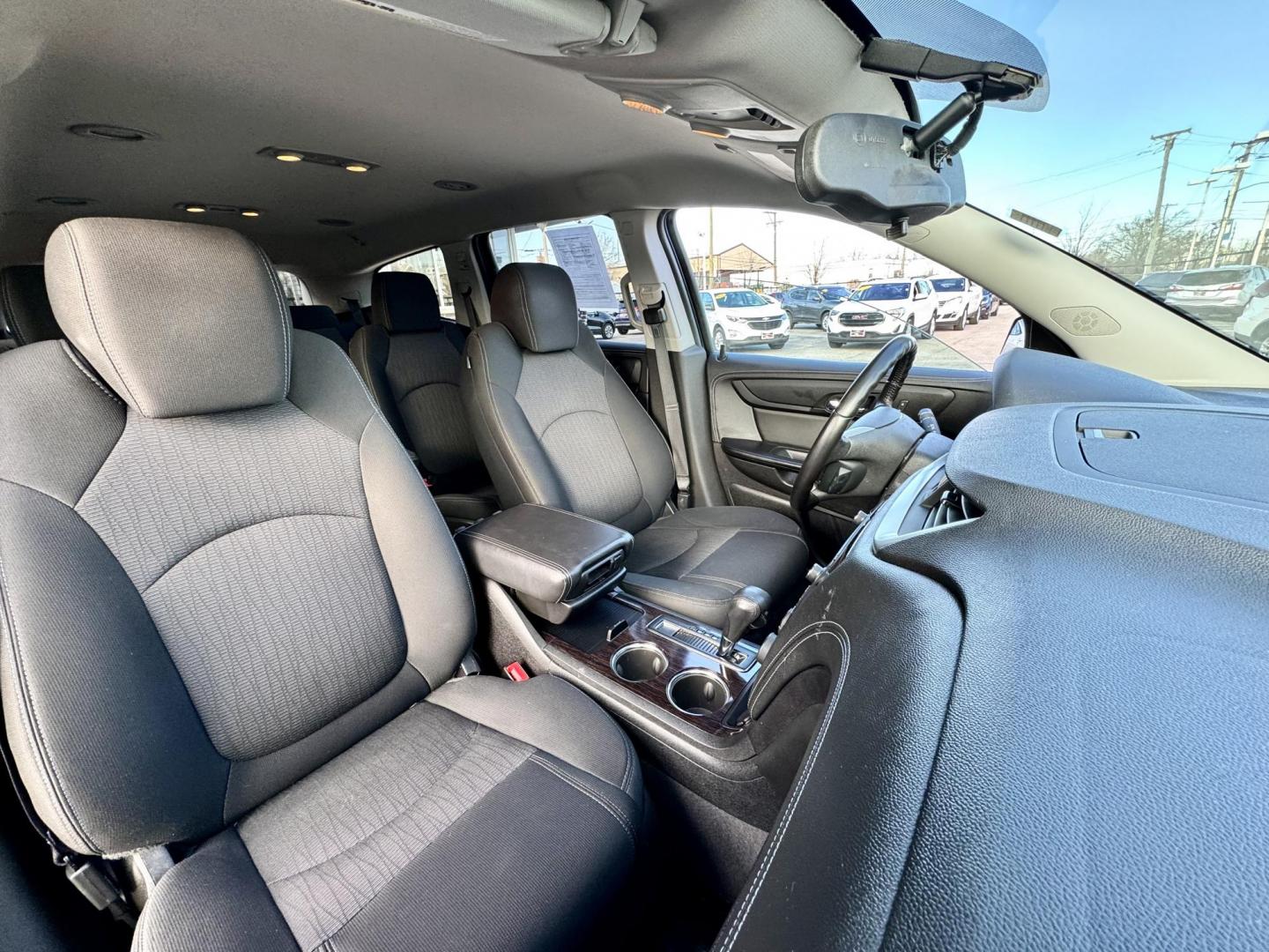 2016 BLACK Chevrolet Traverse 1LT AWD (1GNKVGKD4GJ) with an 3.6L V6 DOHC 24V engine, 6A transmission, located at 7600 S Western Ave., Chicago, IL, 60620, (773) 918-3980, 0.000000, 0.000000 - Photo#14