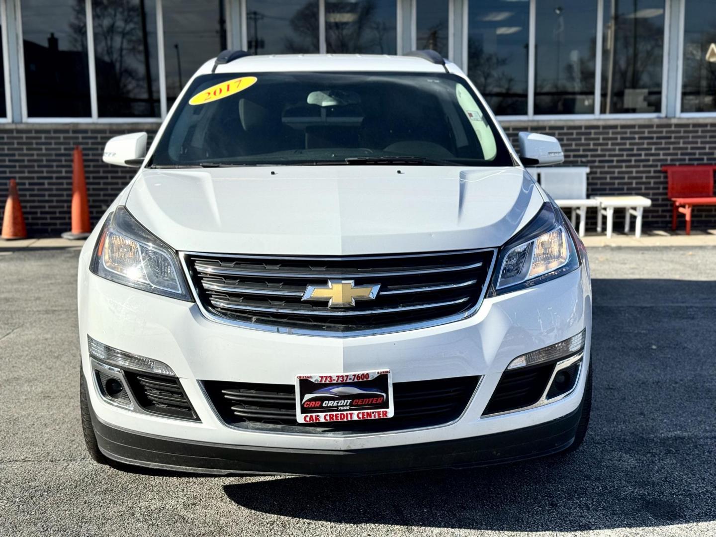 2017 WHITE Chevrolet Traverse 1LT FWD (1GNKRGKDXHJ) with an 3.6L V6 DOHC 24V engine, 6A transmission, located at 7600 S Western Ave., Chicago, IL, 60620, (773) 918-3980, 0.000000, 0.000000 - Photo#1