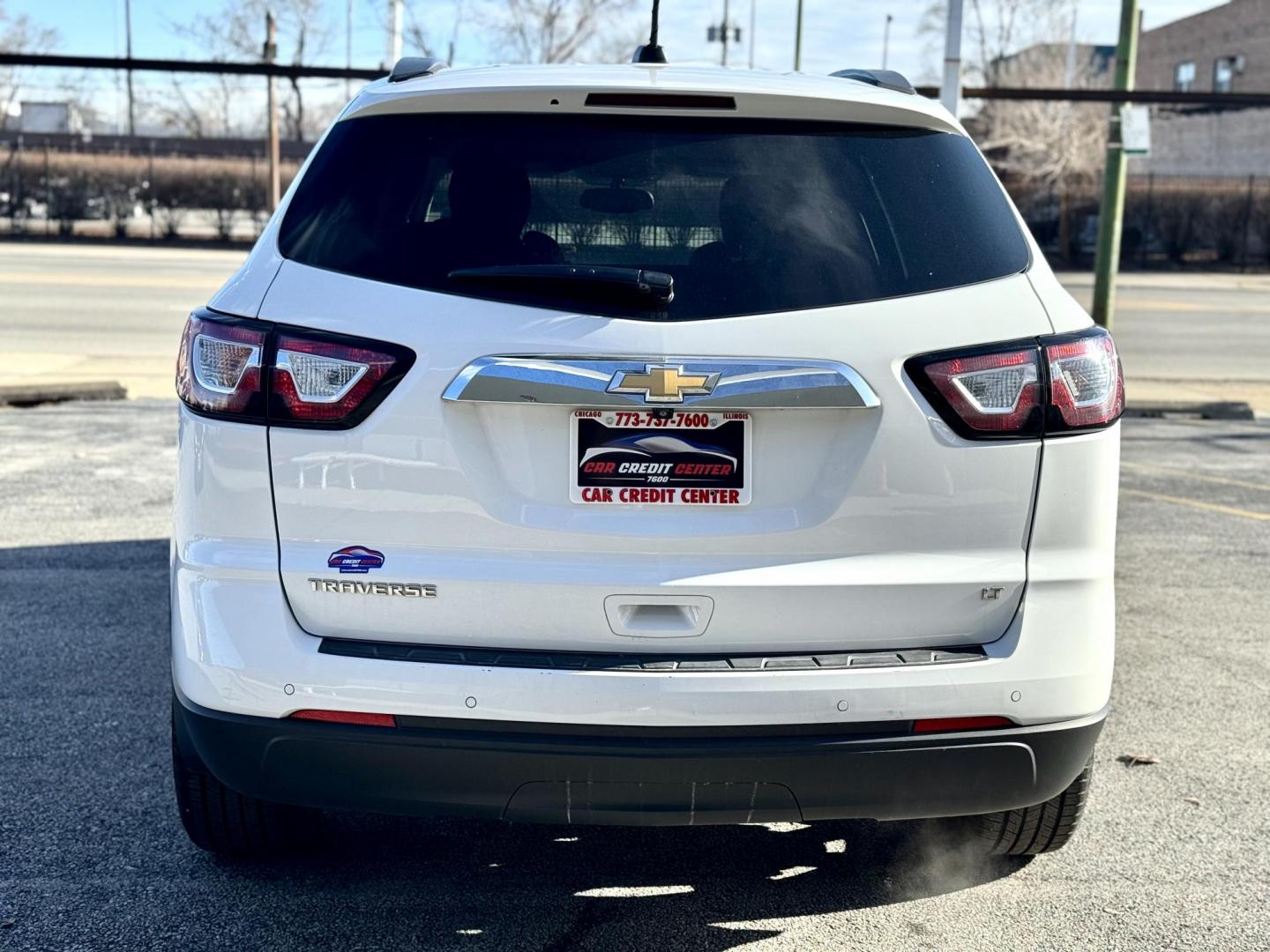 2017 WHITE Chevrolet Traverse 1LT FWD (1GNKRGKDXHJ) with an 3.6L V6 DOHC 24V engine, 6A transmission, located at 7600 S Western Ave., Chicago, IL, 60620, (773) 918-3980, 0.000000, 0.000000 - Photo#3