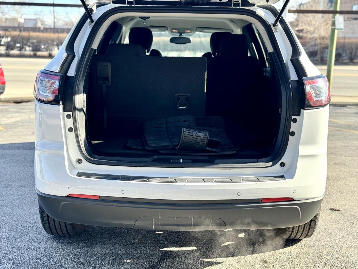 2017 WHITE Chevrolet Traverse 1LT FWD (1GNKRGKDXHJ) with an 3.6L V6 DOHC 24V engine, 6A transmission, located at 7600 S Western Ave., Chicago, IL, 60620, (773) 918-3980, 0.000000, 0.000000 - Photo#4