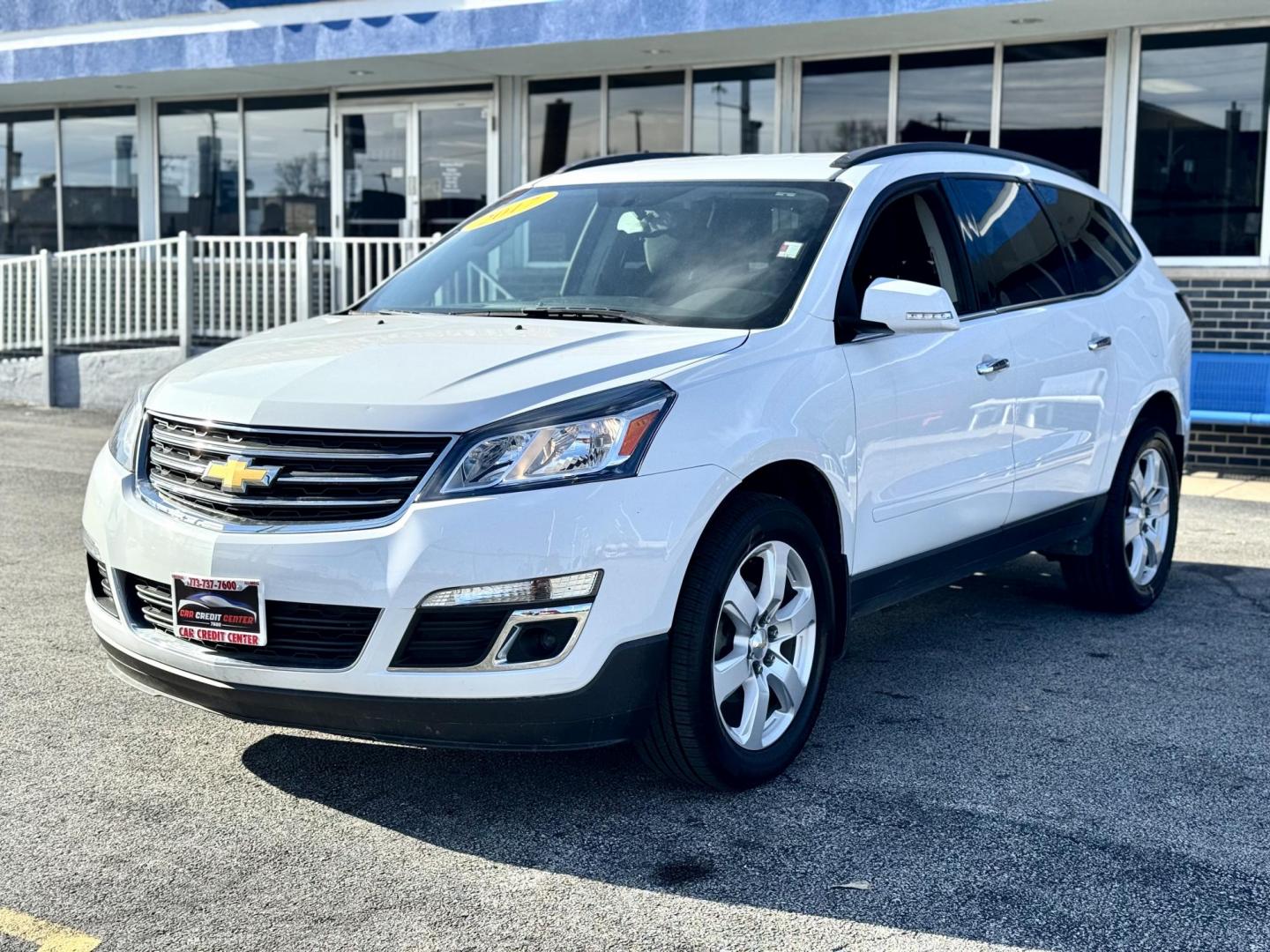 2017 WHITE Chevrolet Traverse 1LT FWD (1GNKRGKDXHJ) with an 3.6L V6 DOHC 24V engine, 6A transmission, located at 7600 S Western Ave., Chicago, IL, 60620, (773) 918-3980, 0.000000, 0.000000 - Photo#2