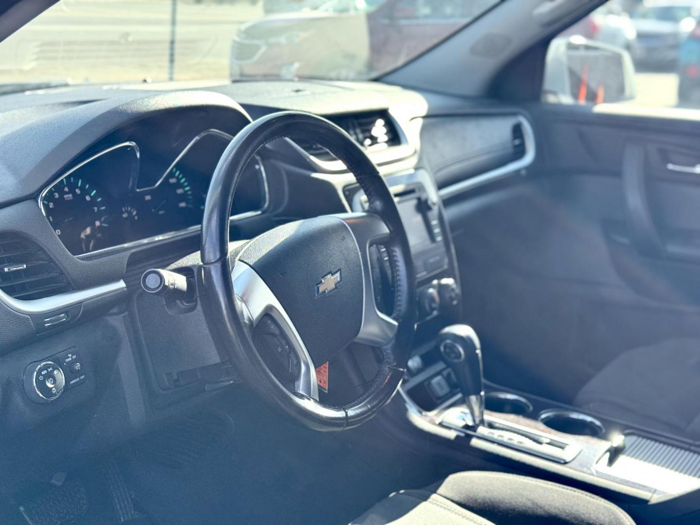 2017 WHITE Chevrolet Traverse 1LT FWD (1GNKRGKDXHJ) with an 3.6L V6 DOHC 24V engine, 6A transmission, located at 7600 S Western Ave., Chicago, IL, 60620, (773) 918-3980, 0.000000, 0.000000 - Photo#5