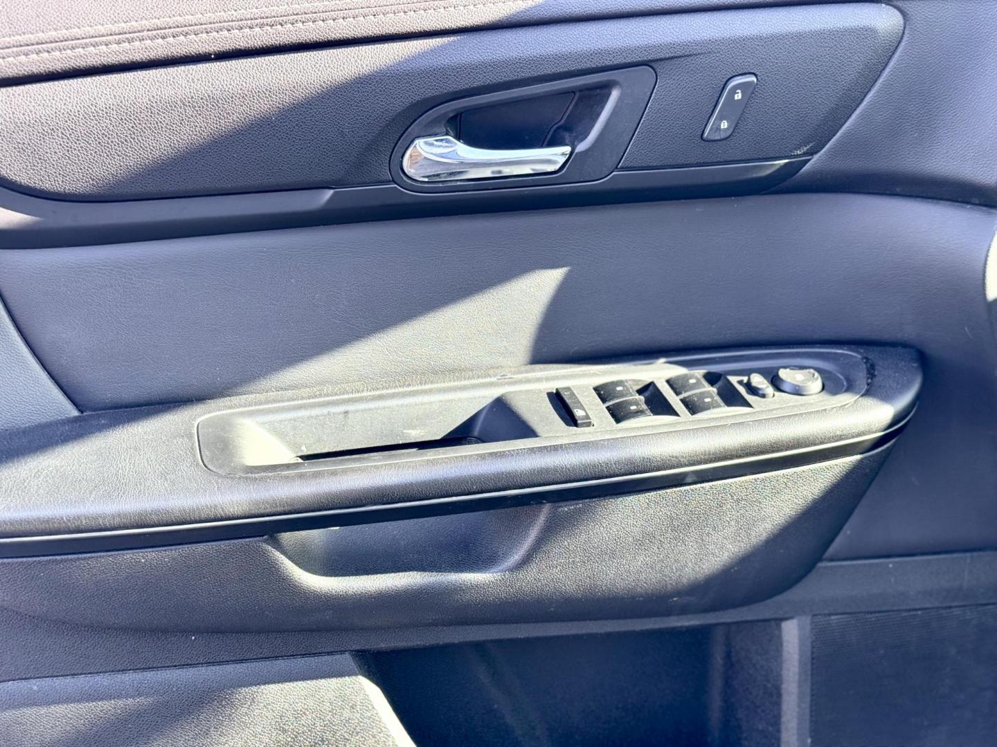 2017 WHITE Chevrolet Traverse 1LT FWD (1GNKRGKDXHJ) with an 3.6L V6 DOHC 24V engine, 6A transmission, located at 7600 S Western Ave., Chicago, IL, 60620, (773) 918-3980, 0.000000, 0.000000 - Photo#6