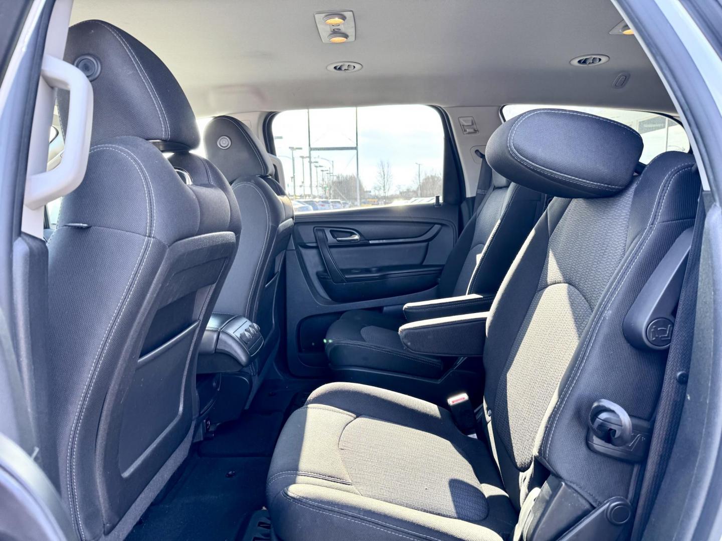 2017 WHITE Chevrolet Traverse 1LT FWD (1GNKRGKDXHJ) with an 3.6L V6 DOHC 24V engine, 6A transmission, located at 7600 S Western Ave., Chicago, IL, 60620, (773) 918-3980, 0.000000, 0.000000 - Photo#8