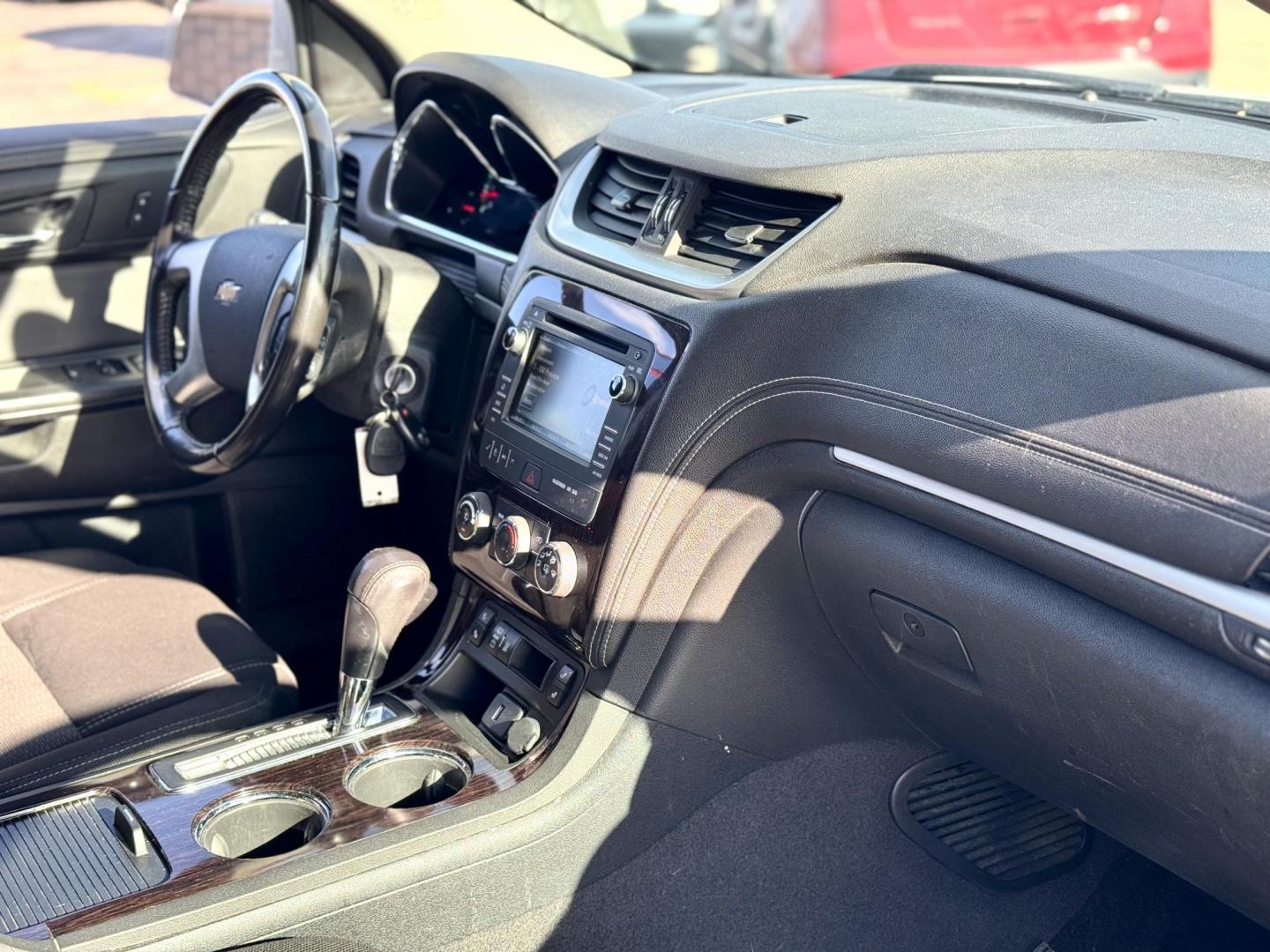 2017 WHITE Chevrolet Traverse 1LT FWD (1GNKRGKDXHJ) with an 3.6L V6 DOHC 24V engine, 6A transmission, located at 7600 S Western Ave., Chicago, IL, 60620, (773) 918-3980, 0.000000, 0.000000 - Photo#12