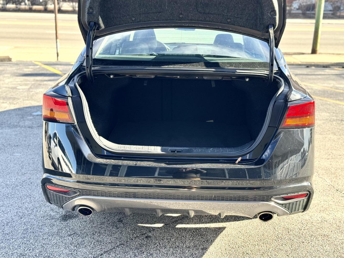 2019 BLACK Nissan Altima 2.5 SR (1N4BL4CV1KC) with an 2.5L L4 DOHC 16V engine, CVT transmission, located at 7600 S Western Ave., Chicago, IL, 60620, (773) 918-3980, 0.000000, 0.000000 - Photo#4