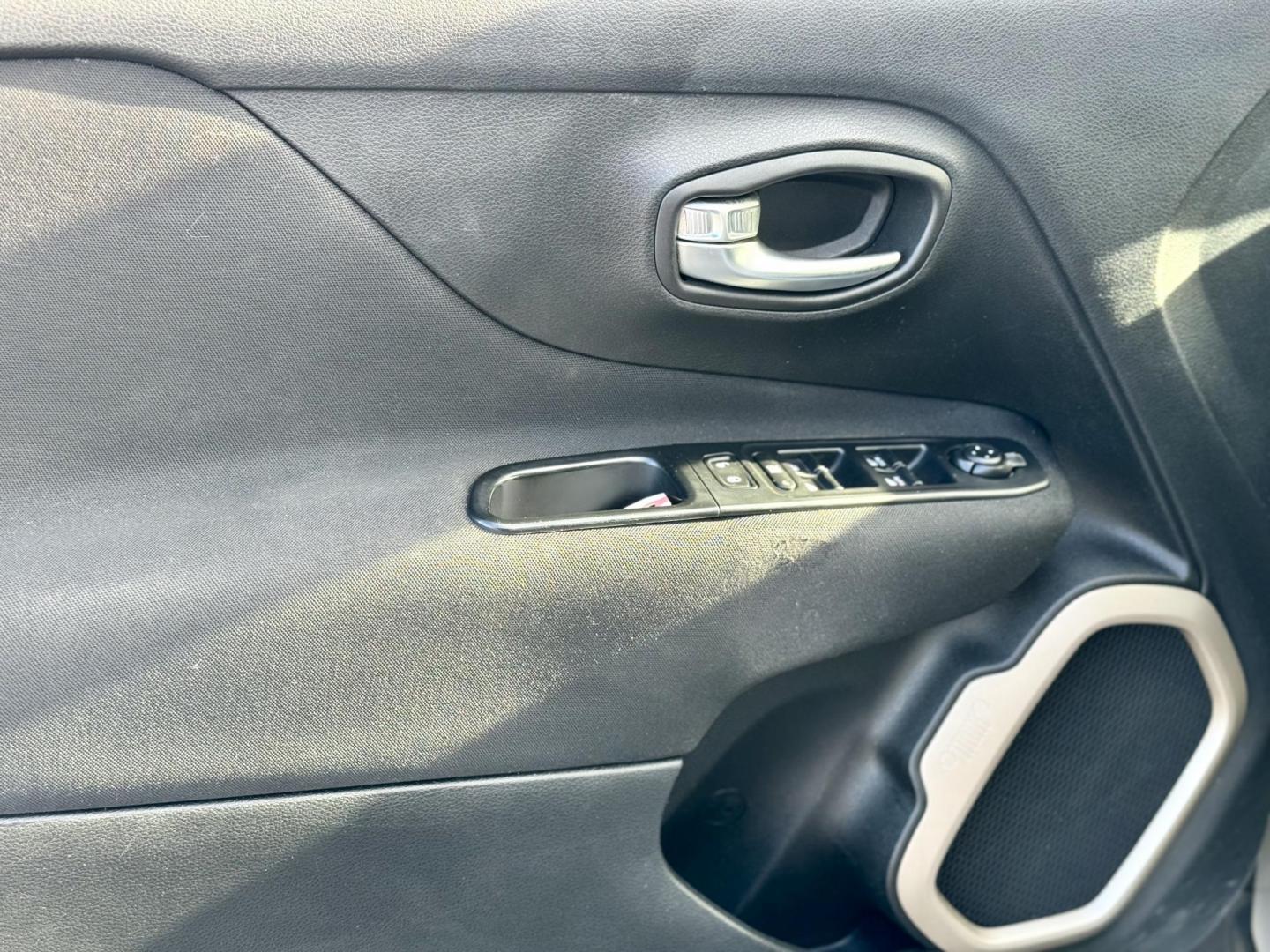 2016 SILVER Jeep Renegade Latitude FWD (ZACCJABT5GP) with an 2.4L L4 DOHC 16V engine, 6M transmission, located at 7600 S Western Ave., Chicago, IL, 60620, (773) 918-3980, 0.000000, 0.000000 - Photo#6