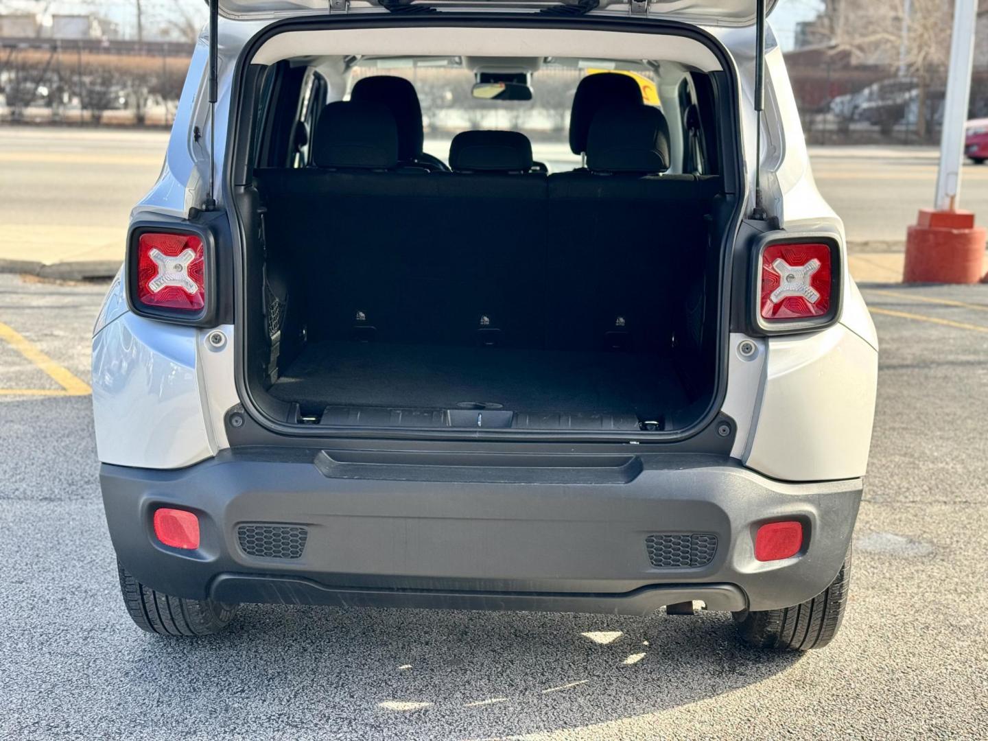 2016 SILVER Jeep Renegade Latitude FWD (ZACCJABT5GP) with an 2.4L L4 DOHC 16V engine, 6M transmission, located at 7600 S Western Ave., Chicago, IL, 60620, (773) 918-3980, 0.000000, 0.000000 - Photo#4