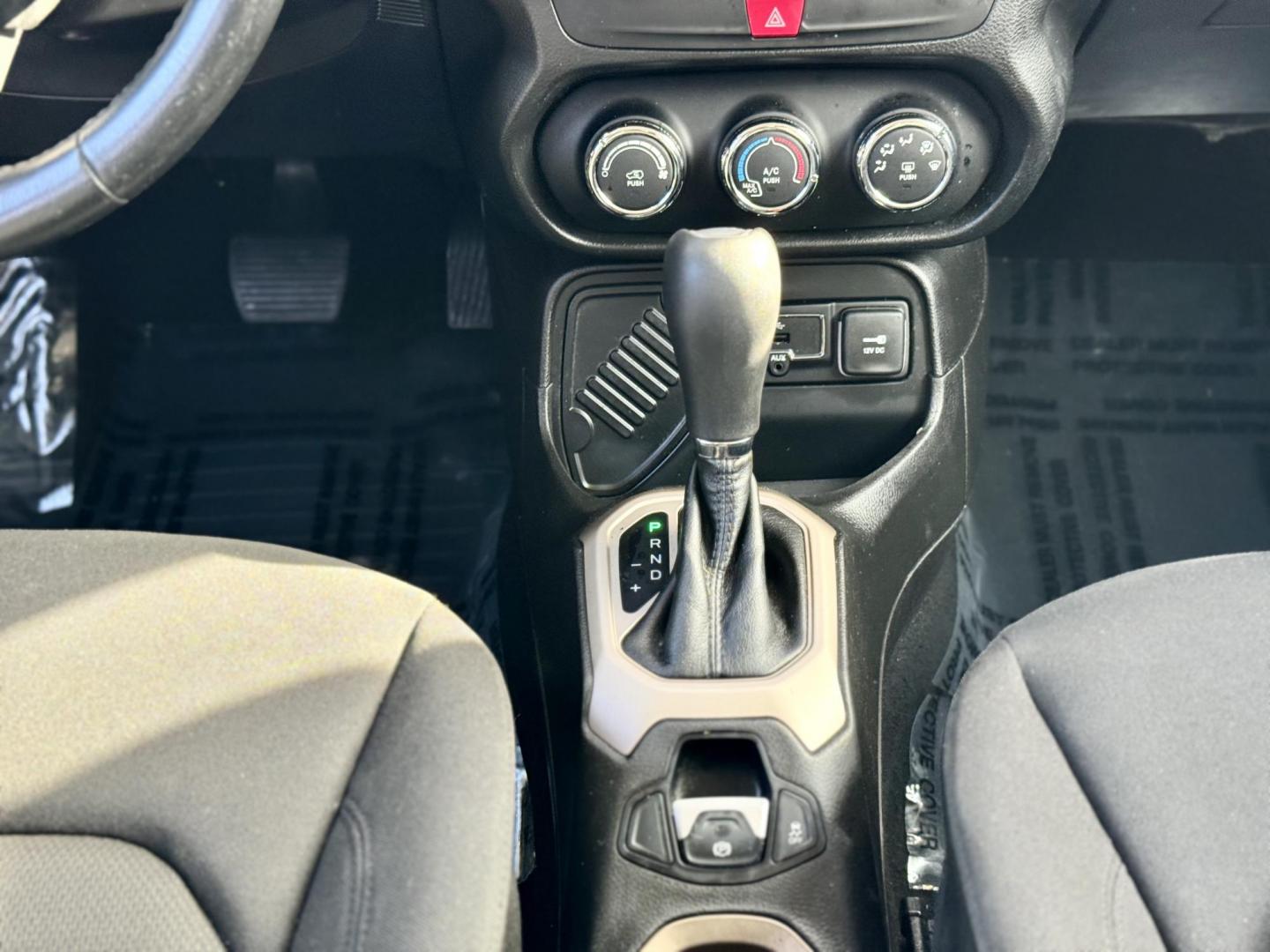 2016 SILVER Jeep Renegade Latitude FWD (ZACCJABT5GP) with an 2.4L L4 DOHC 16V engine, 6M transmission, located at 7600 S Western Ave., Chicago, IL, 60620, (773) 918-3980, 0.000000, 0.000000 - Photo#10