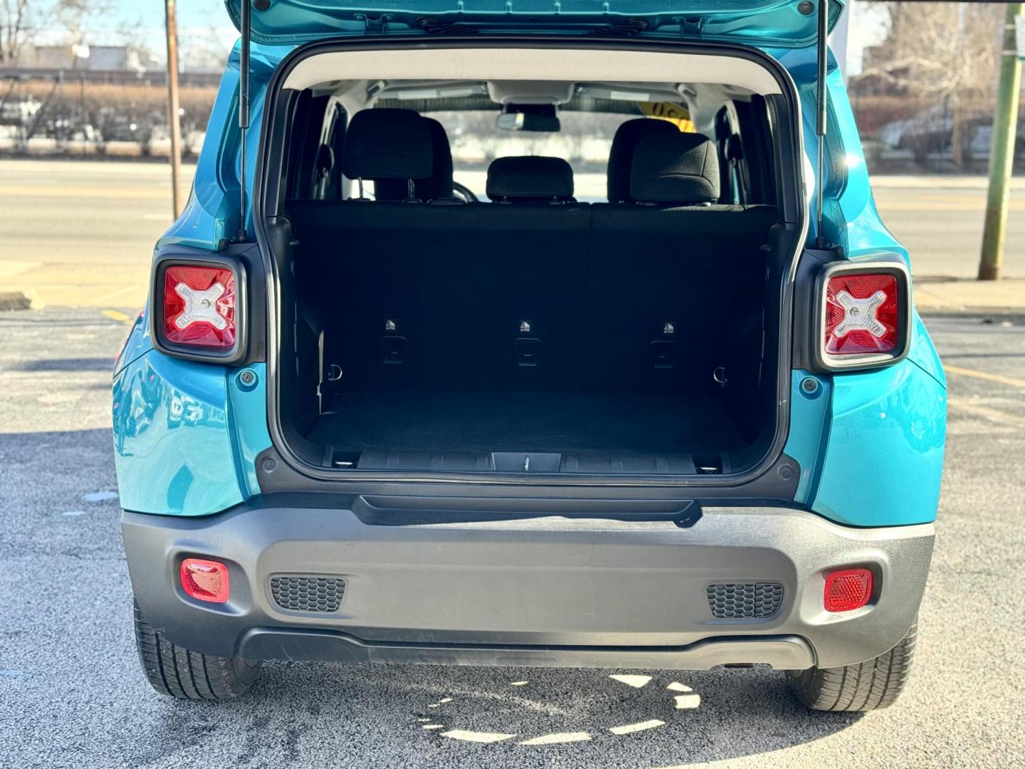 2020 TEAL Jeep Renegade Latitude (ZACNJABBXLP) with an 2.4L L4 DOHC 16V engine, 9A transmission, located at 7600 S Western Ave., Chicago, IL, 60620, (773) 918-3980, 0.000000, 0.000000 - Photo#4