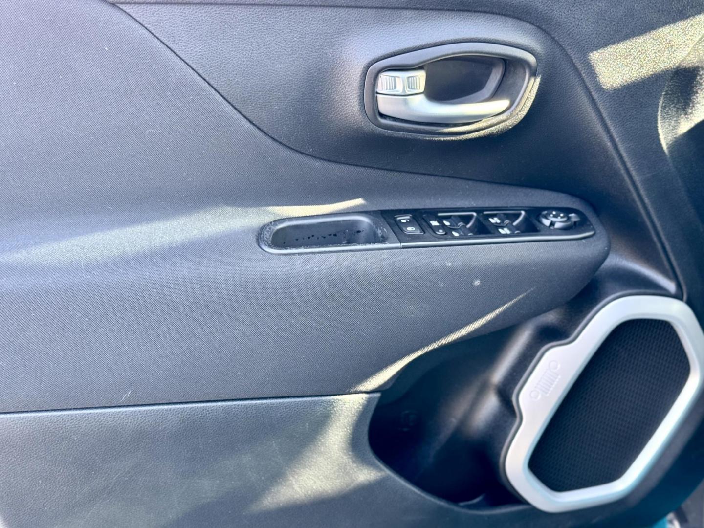 2020 TEAL Jeep Renegade Latitude (ZACNJABBXLP) with an 2.4L L4 DOHC 16V engine, 9A transmission, located at 7600 S Western Ave., Chicago, IL, 60620, (773) 918-3980, 0.000000, 0.000000 - Photo#6