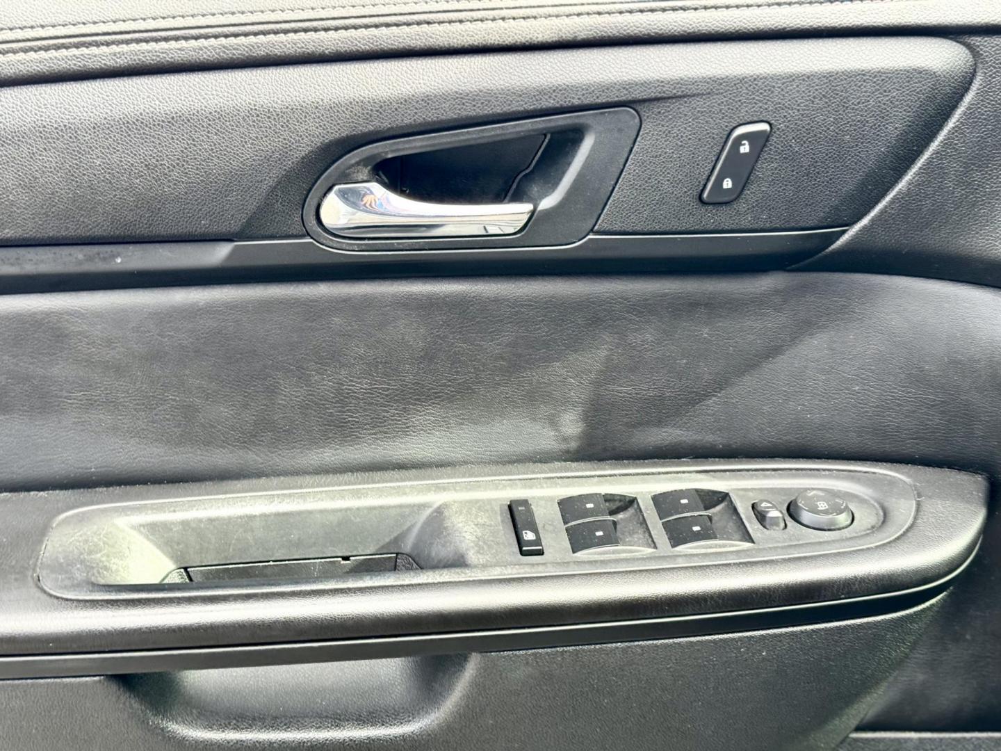 2016 BLUE Chevrolet Traverse 1LT FWD (1GNKRGKD4GJ) with an 3.6L V6 DOHC 24V engine, 6A transmission, located at 7600 S Western Ave., Chicago, IL, 60620, (773) 918-3980, 0.000000, 0.000000 - Photo#6