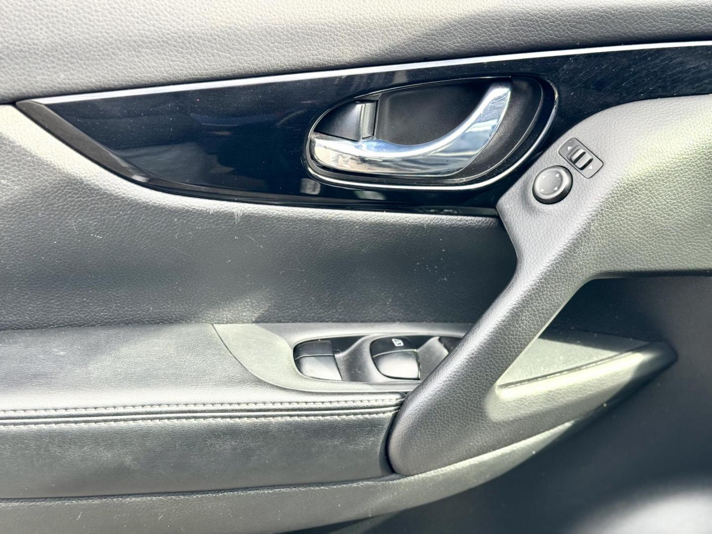 2017 BLACK Nissan Rogue Sport SL AWD (JN1BJ1CR9HW) with an 2.0L L4 DOHC 16V engine, CVT transmission, located at 7600 S Western Ave., Chicago, IL, 60620, (773) 918-3980, 0.000000, 0.000000 - Photo#6